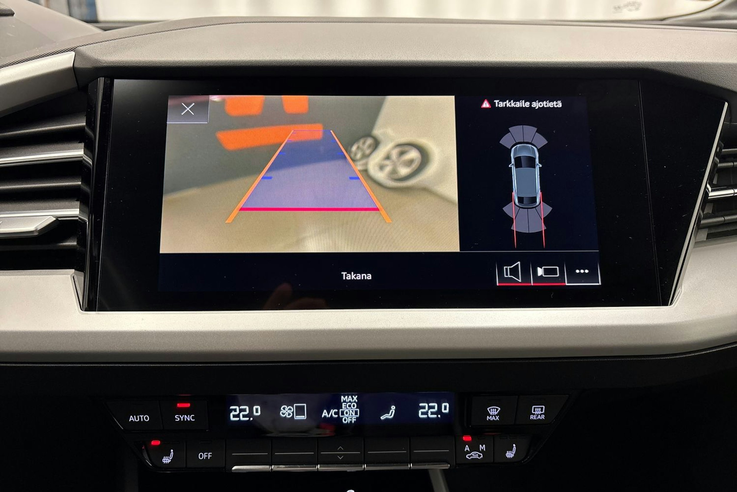 sininen Audi Q4 e-tron 2022 kuva 24.