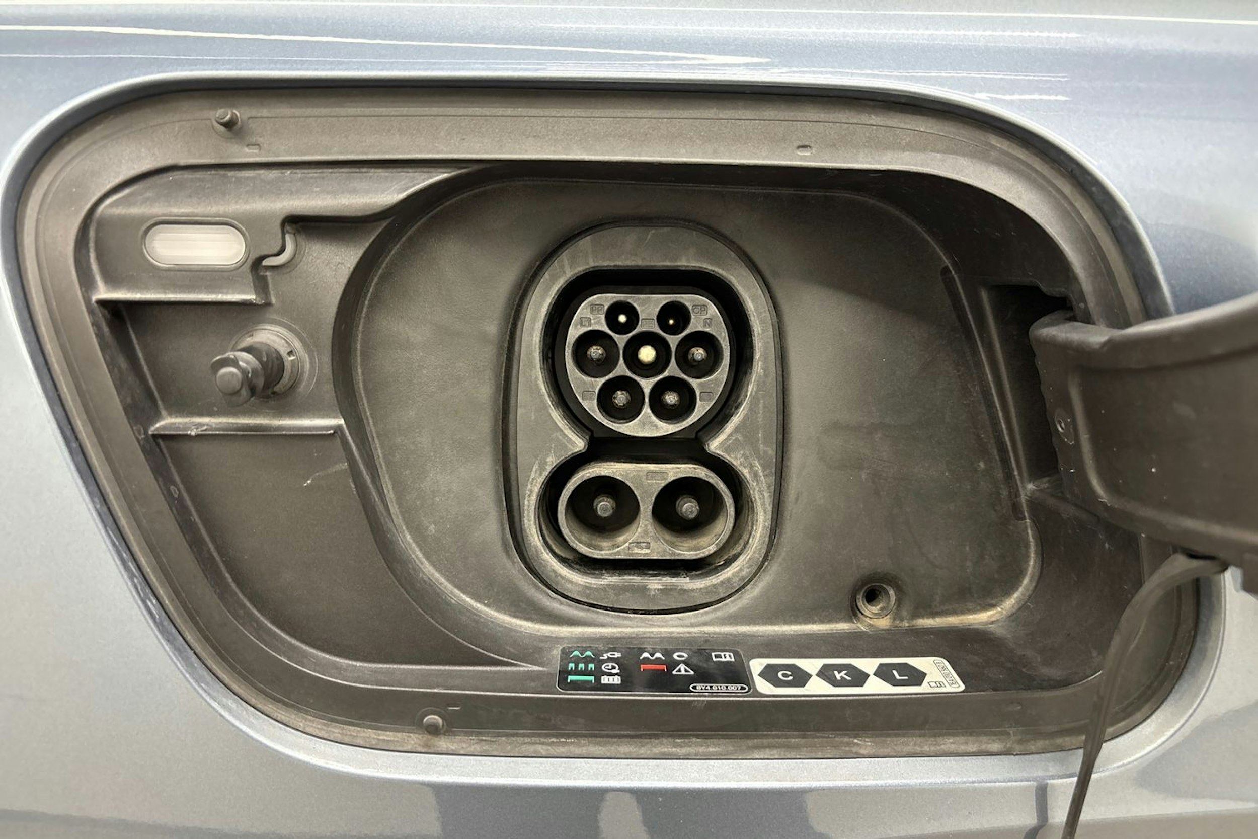 sininen Audi Q4 e-tron 2022 kuva 34.