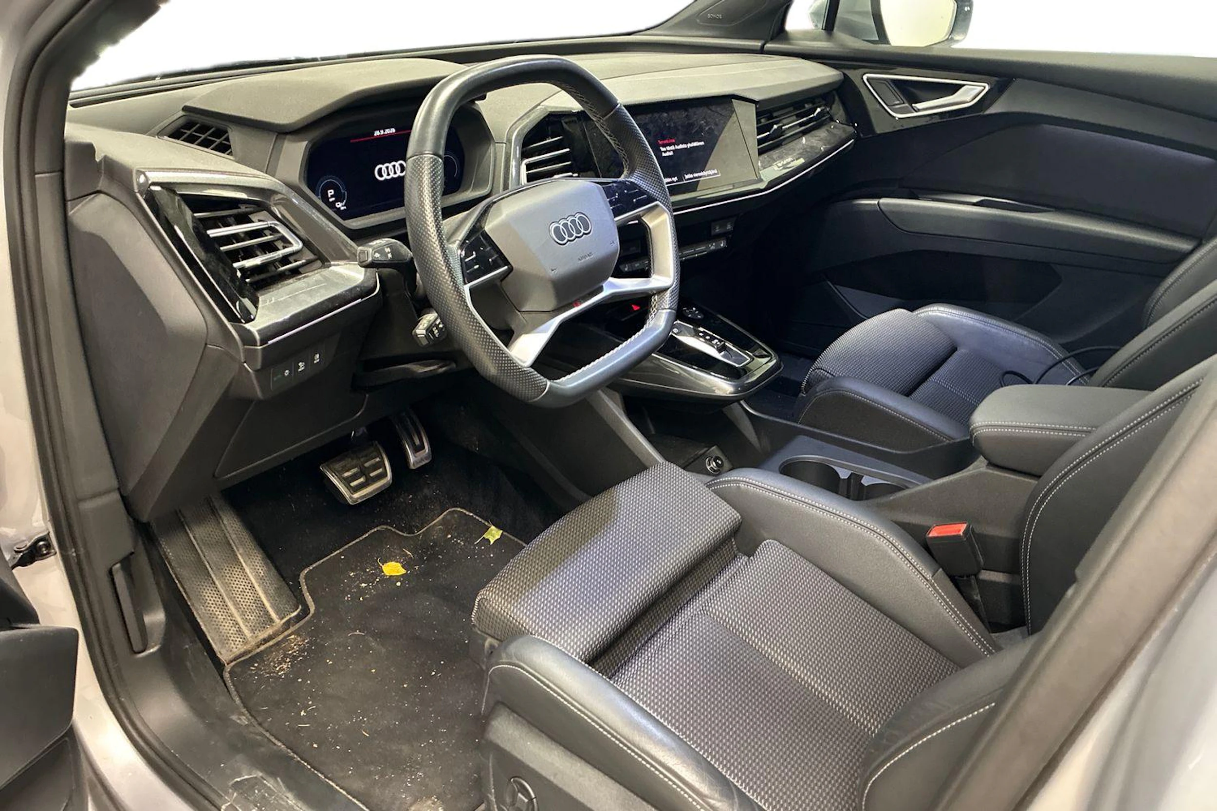 harmaa Audi Q4 e-tron 2022 kuva 3.