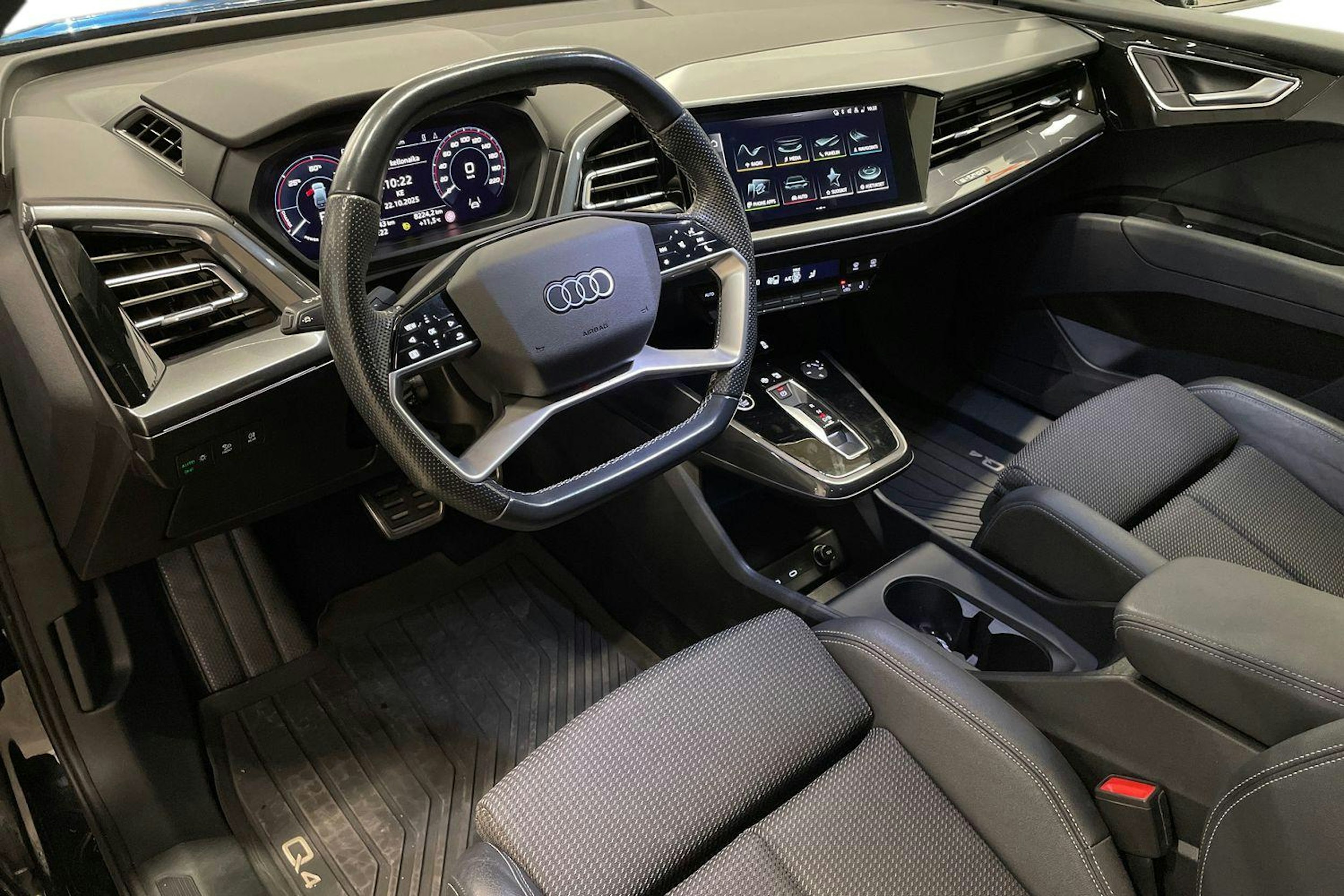 Musta Audi Q4 e-tron 2022 kuva 7.