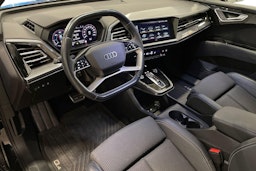 Musta Audi Q4 e-tron 2022 kuva 7.