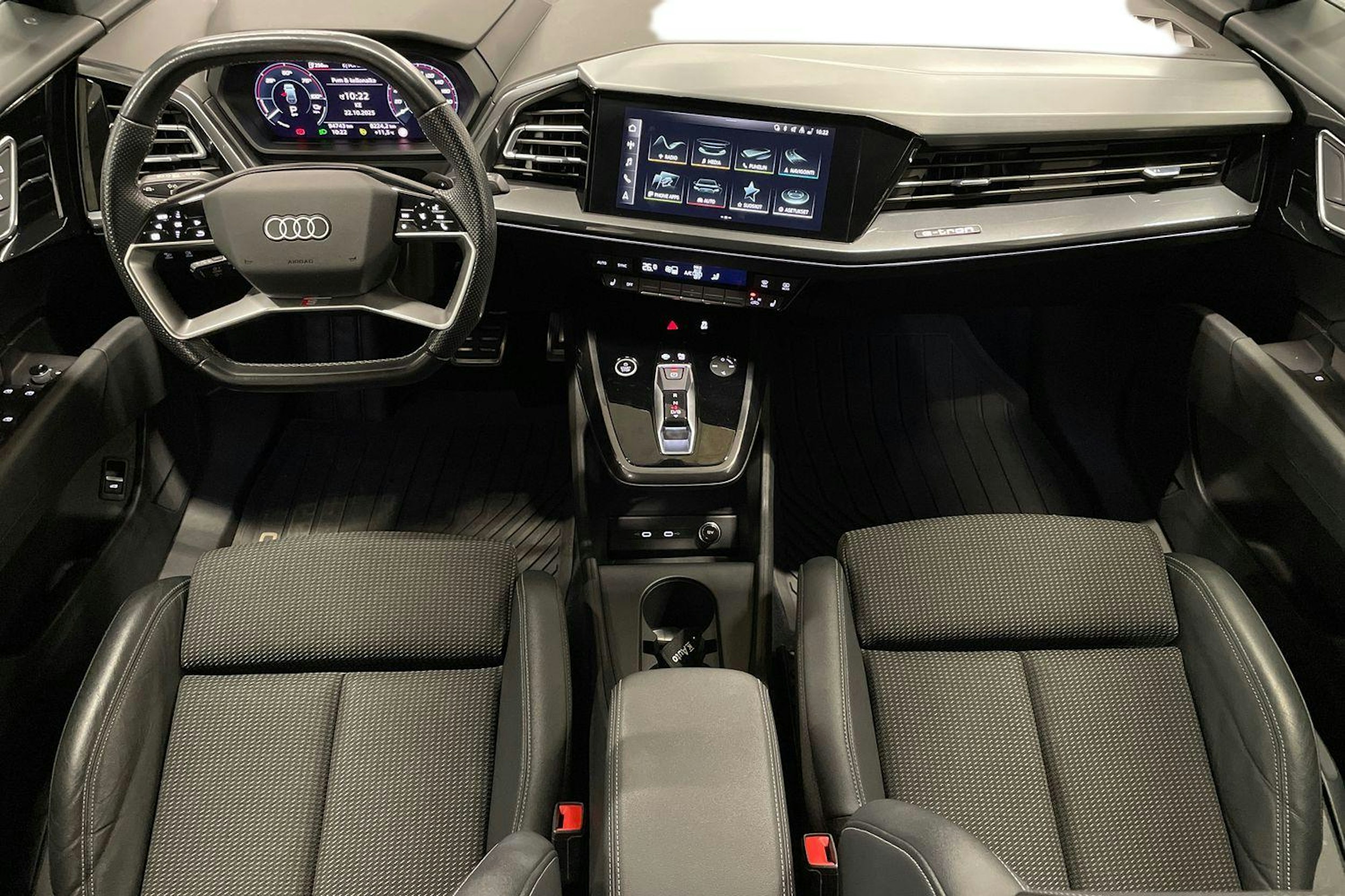 Musta Audi Q4 e-tron 2022 kuva 9.