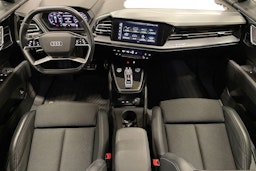Musta Audi Q4 e-tron 2022 kuva 9.