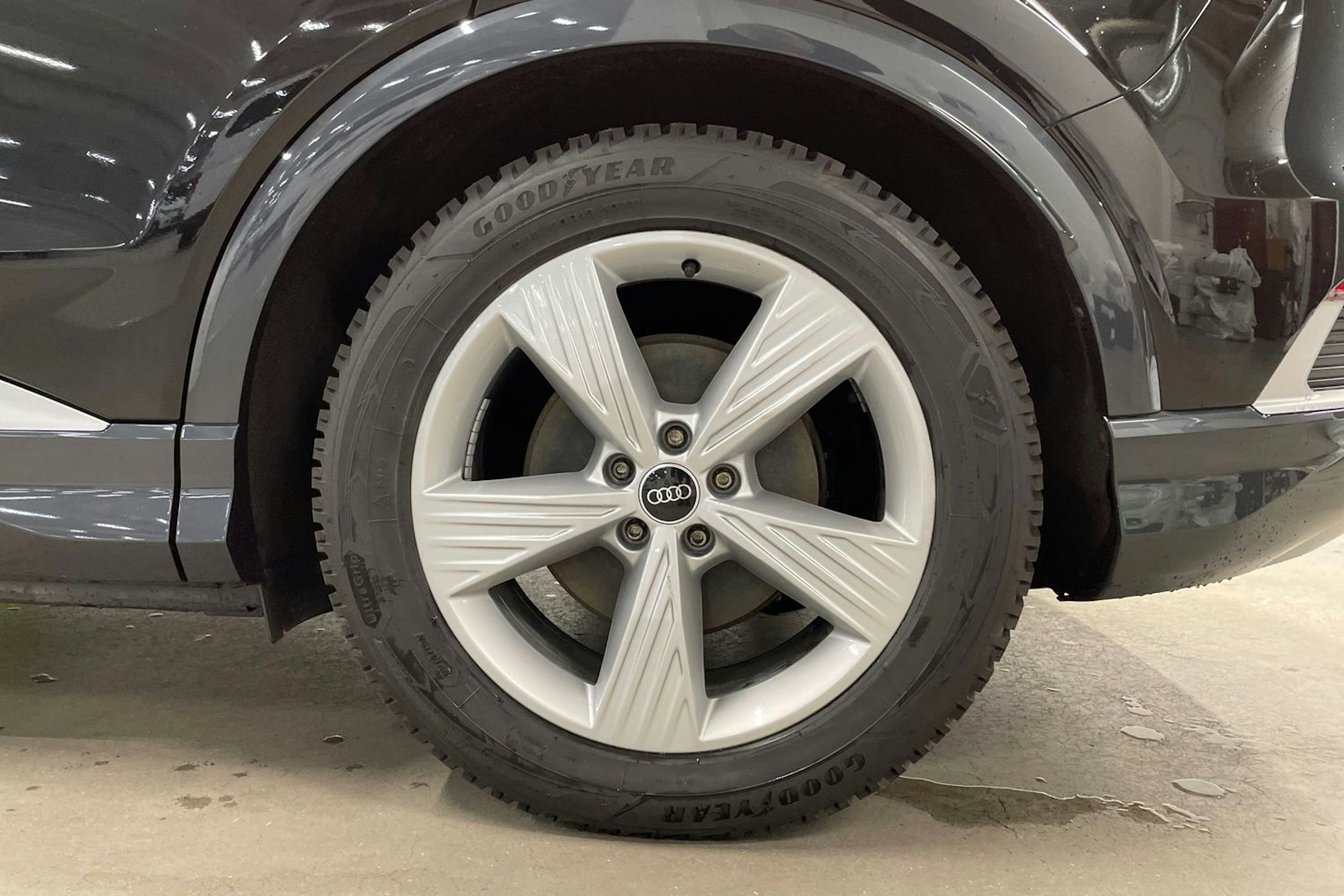 Musta Audi Q4 e-tron 2022 kuva 11.