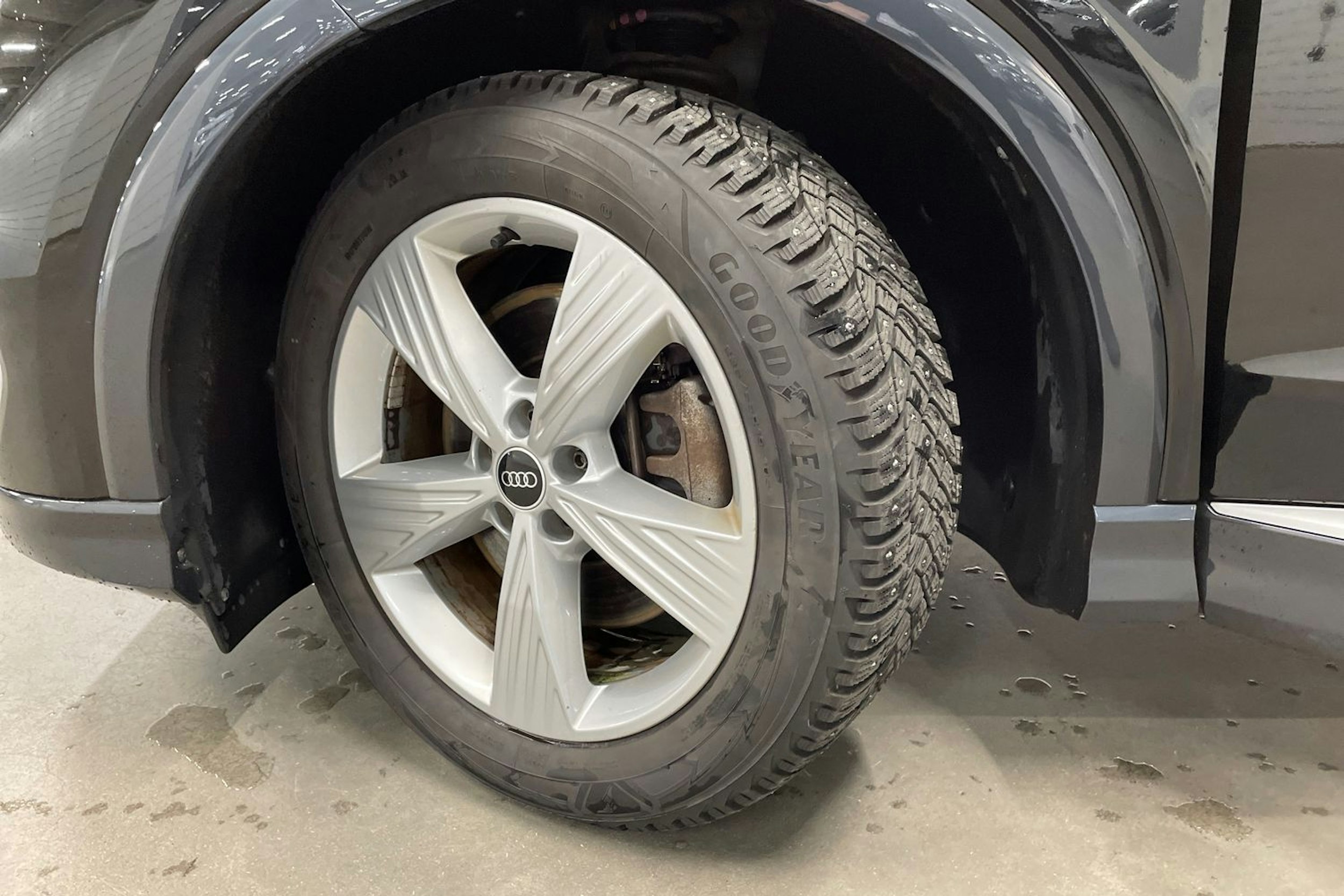 Musta Audi Q4 e-tron 2022 kuva 12.