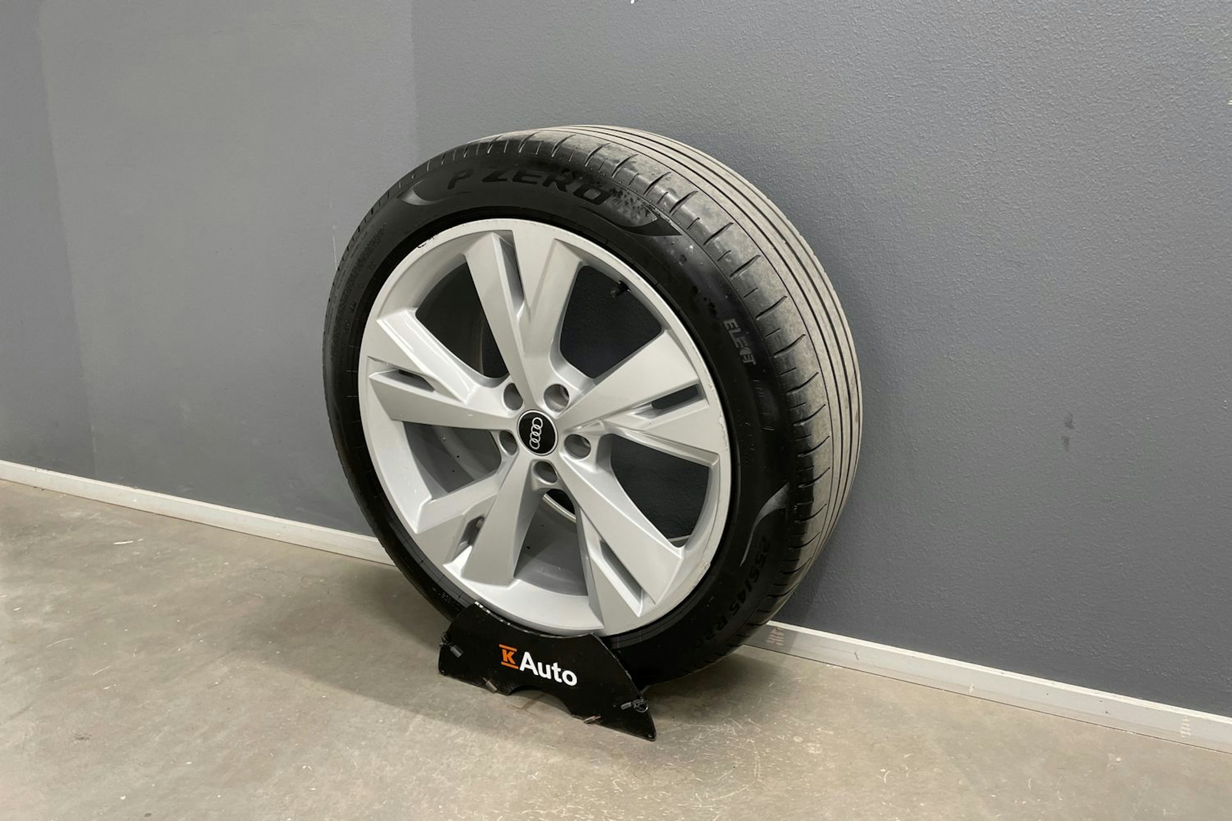 Musta Audi Q4 e-tron 2022 kuva 13.