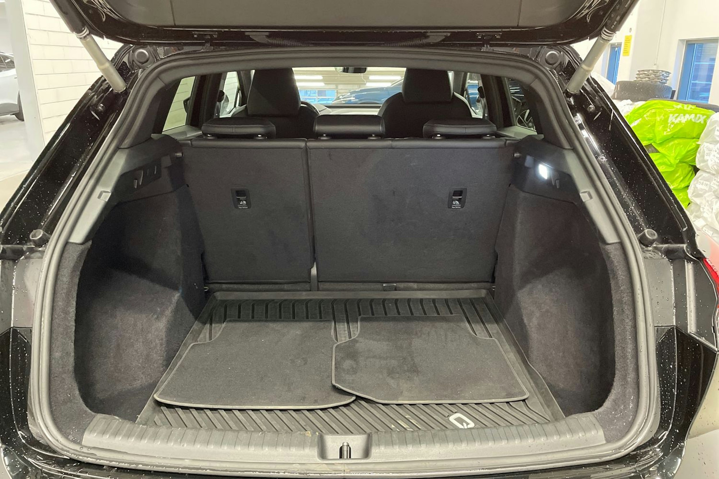 Musta Audi Q4 e-tron 2022 kuva 14.