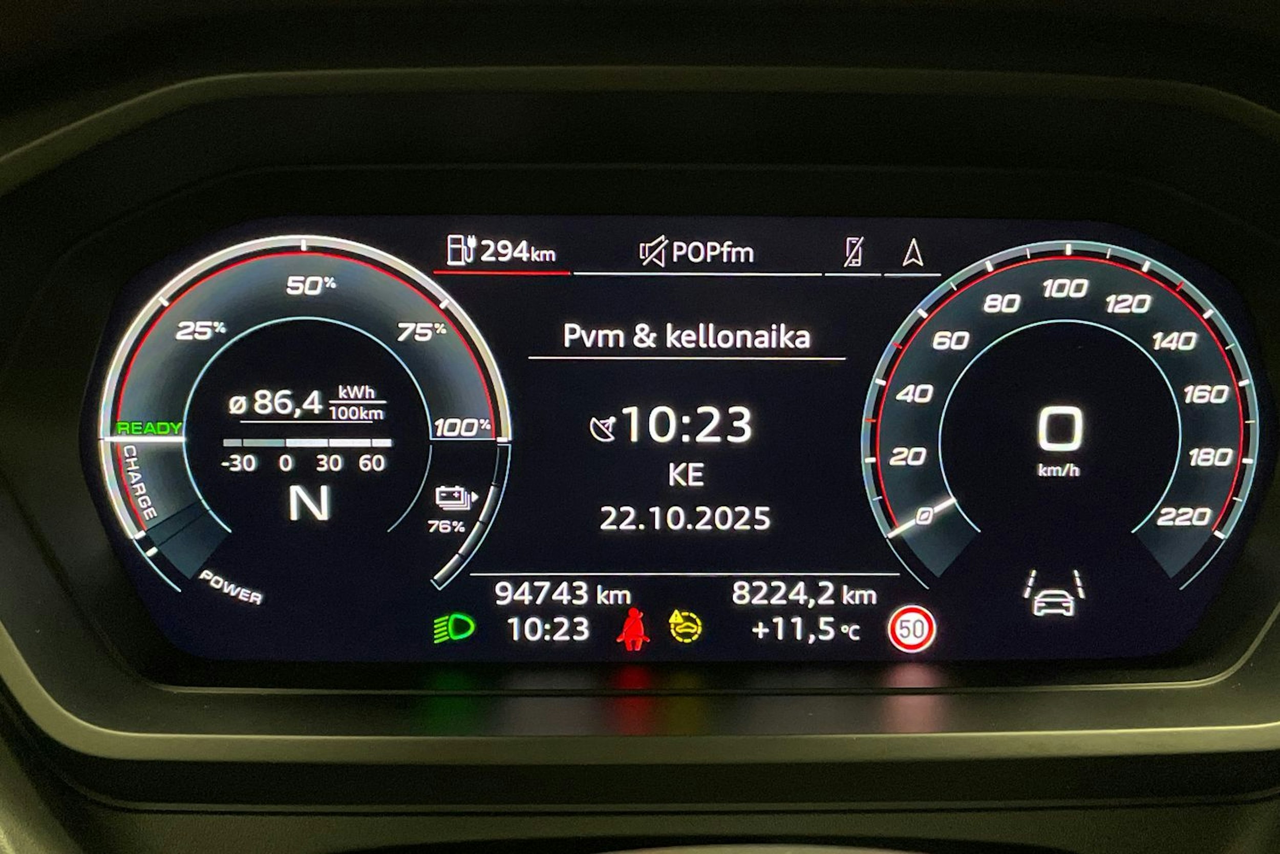 Musta Audi Q4 e-tron 2022 kuva 15.