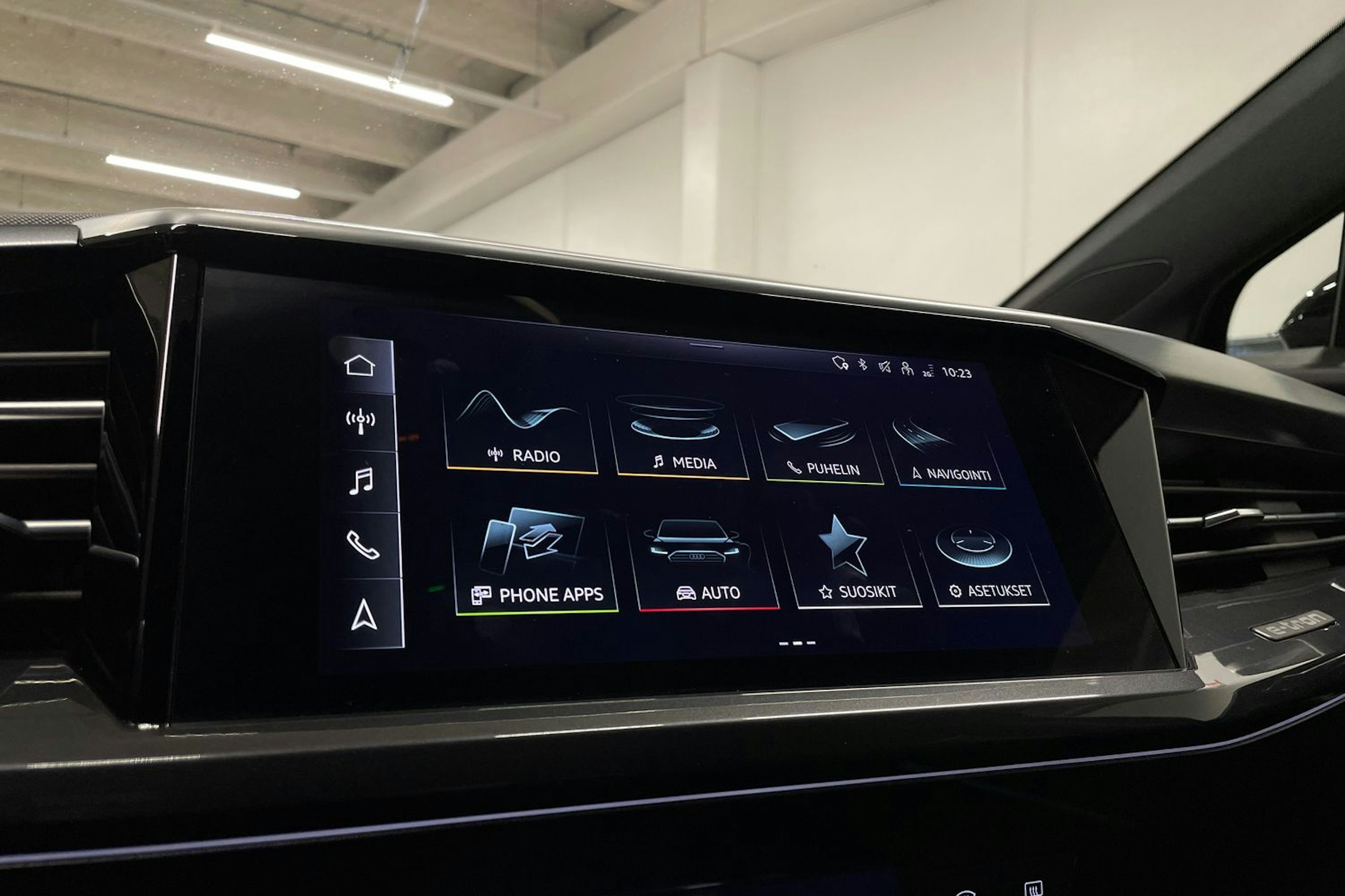 Musta Audi Q4 e-tron 2022 kuva 16.