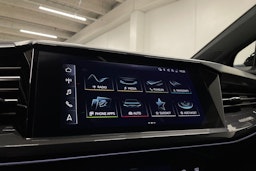 Musta Audi Q4 e-tron 2022 kuva 16.