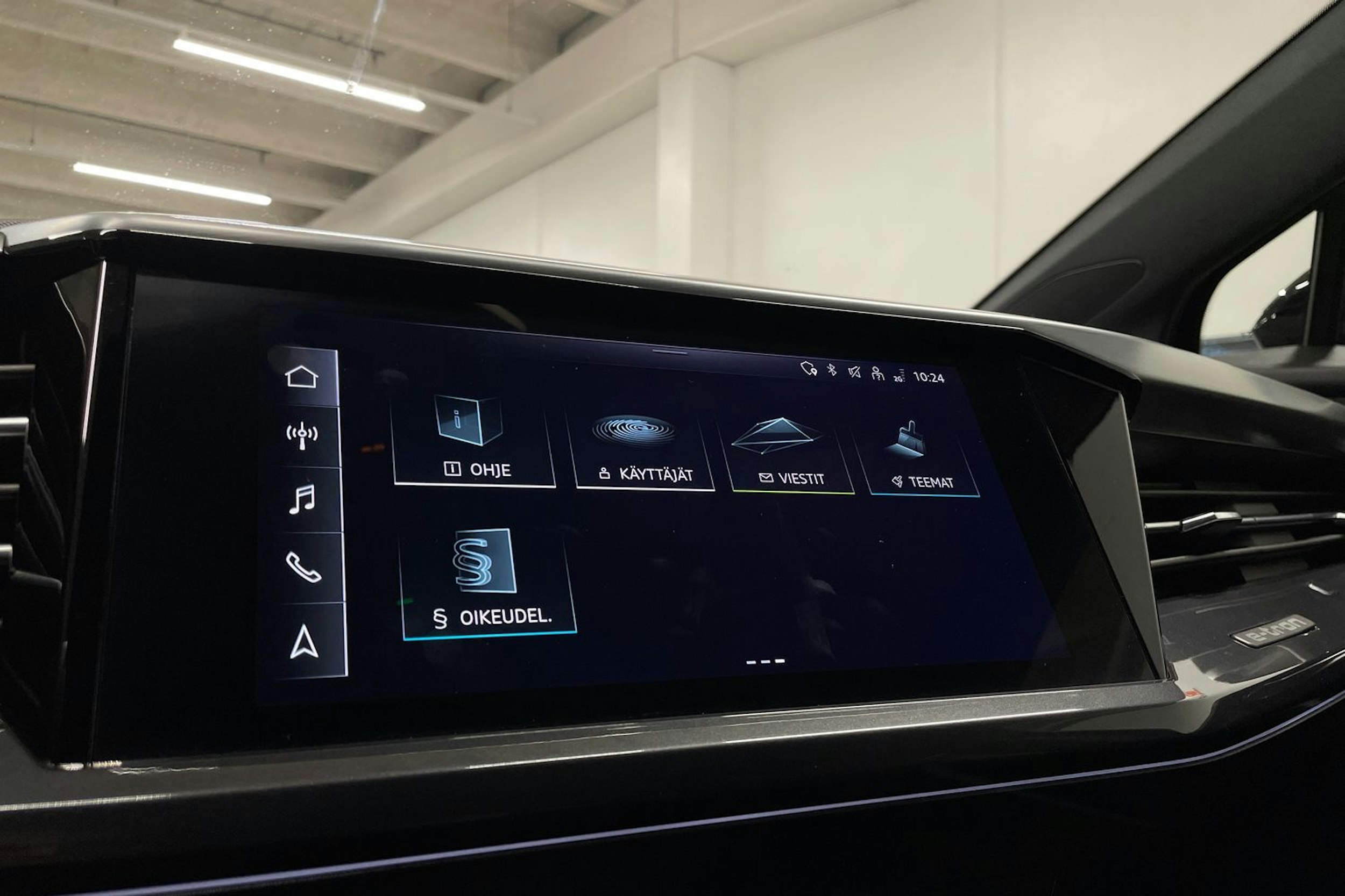 Musta Audi Q4 e-tron 2022 kuva 17.