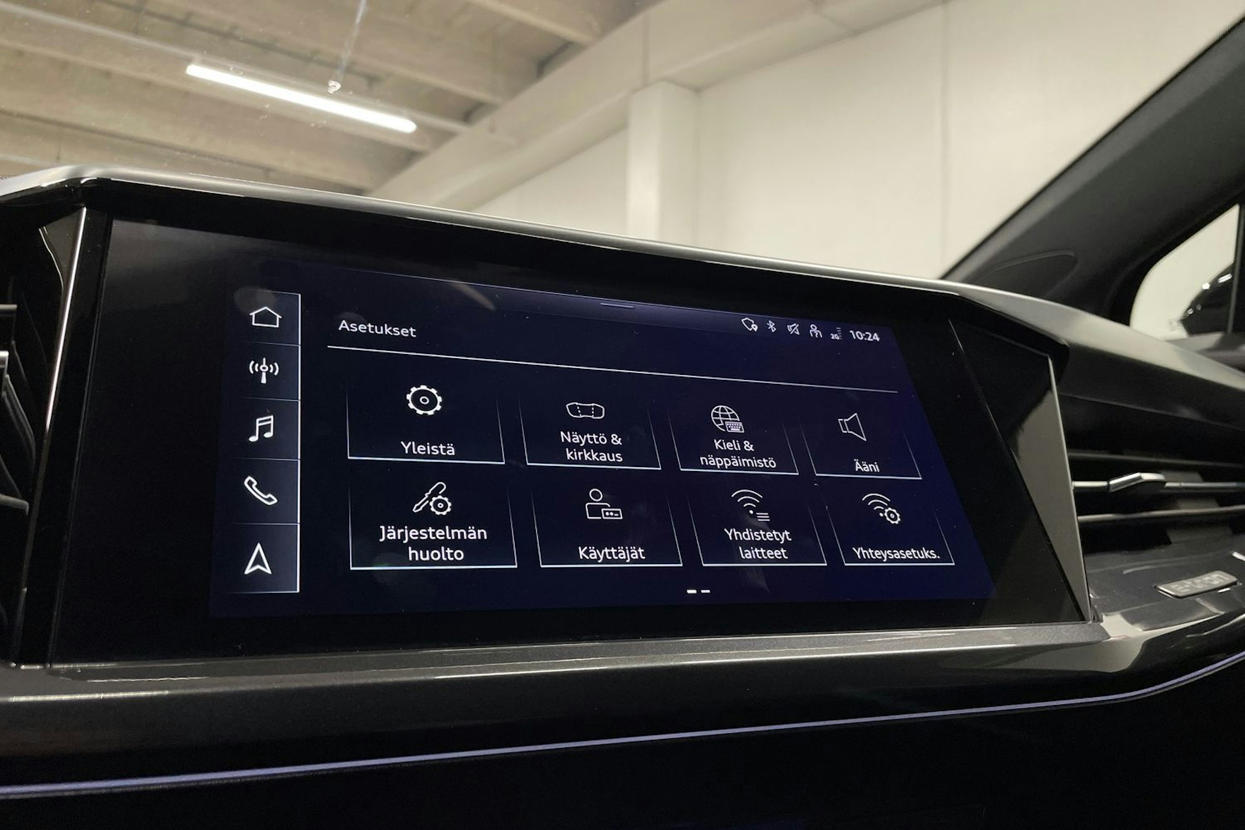 Musta Audi Q4 e-tron 2022 kuva 18.