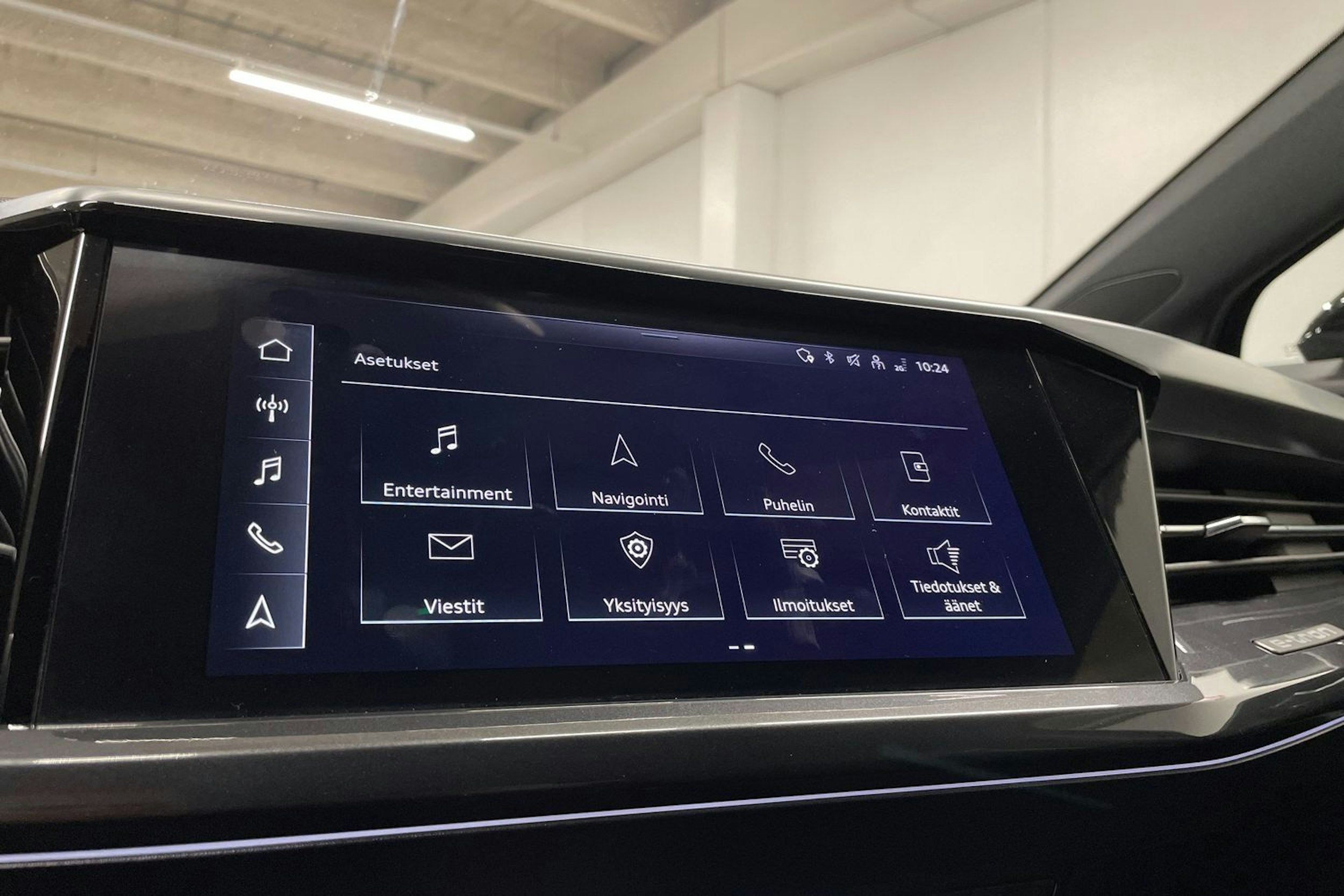 Musta Audi Q4 e-tron 2022 kuva 19.