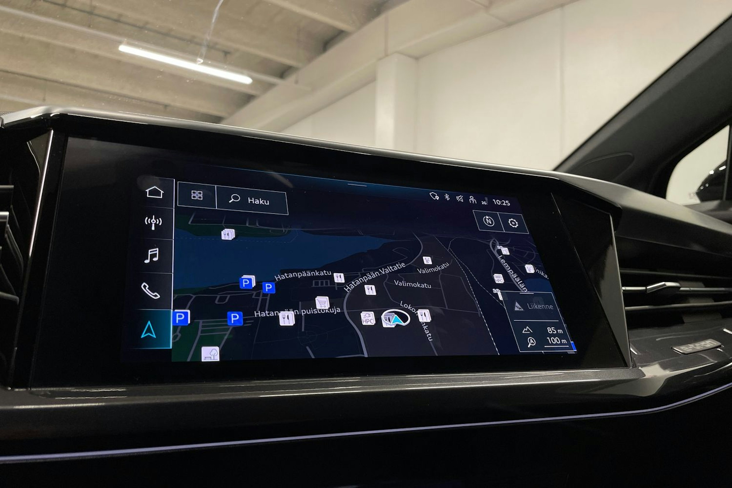 Musta Audi Q4 e-tron 2022 kuva 21.