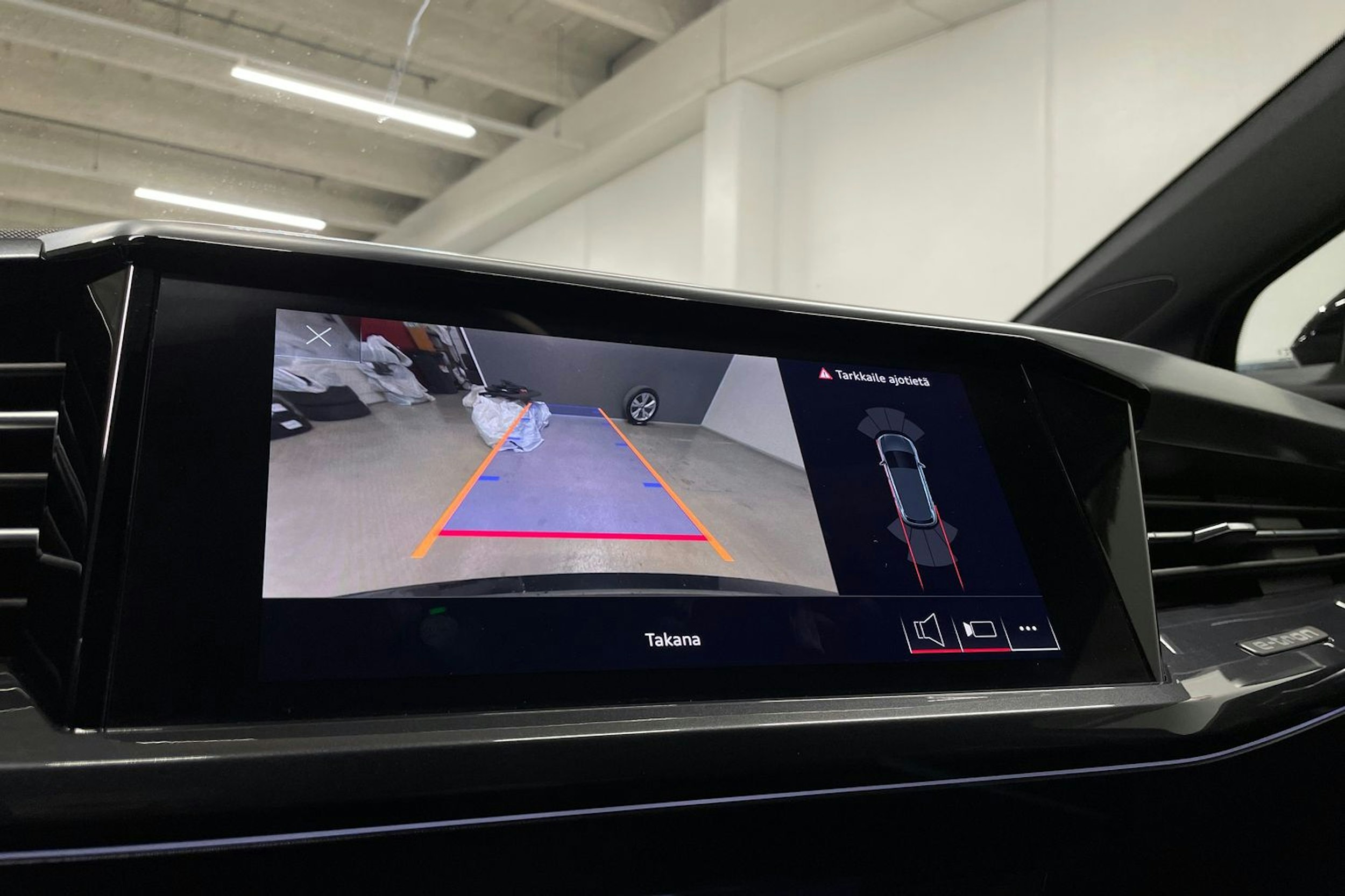 Musta Audi Q4 e-tron 2022 kuva 22.