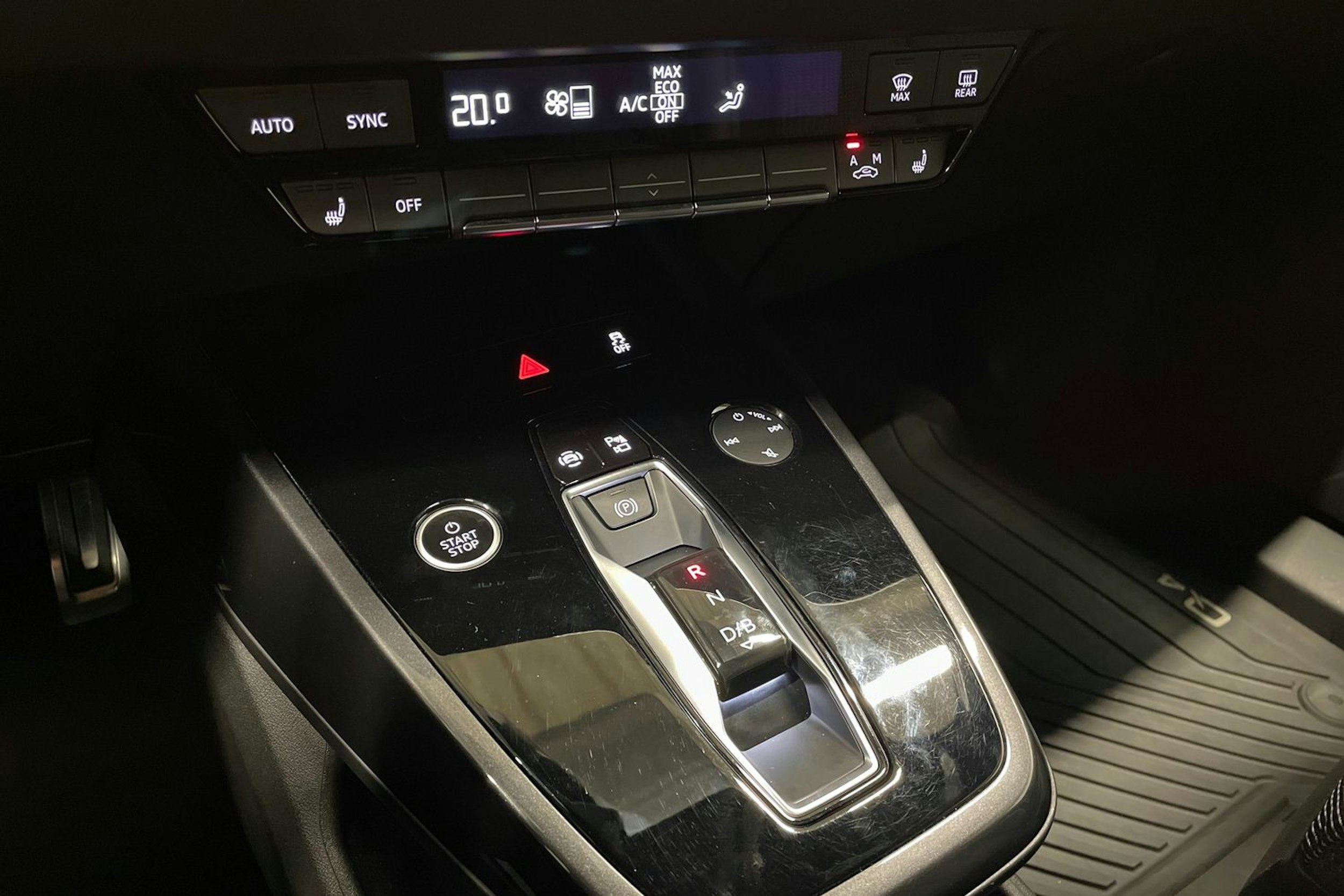 Musta Audi Q4 e-tron 2022 kuva 23.
