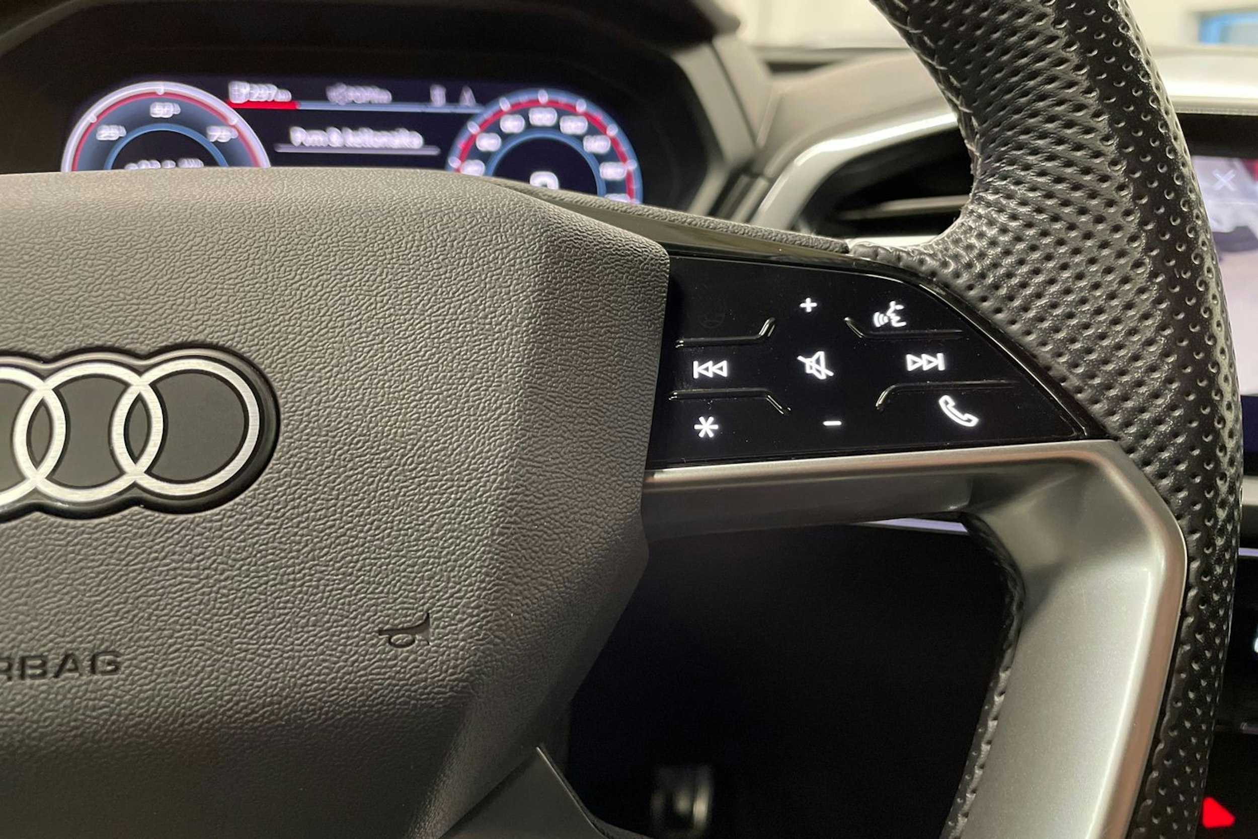Musta Audi Q4 e-tron 2022 kuva 26.