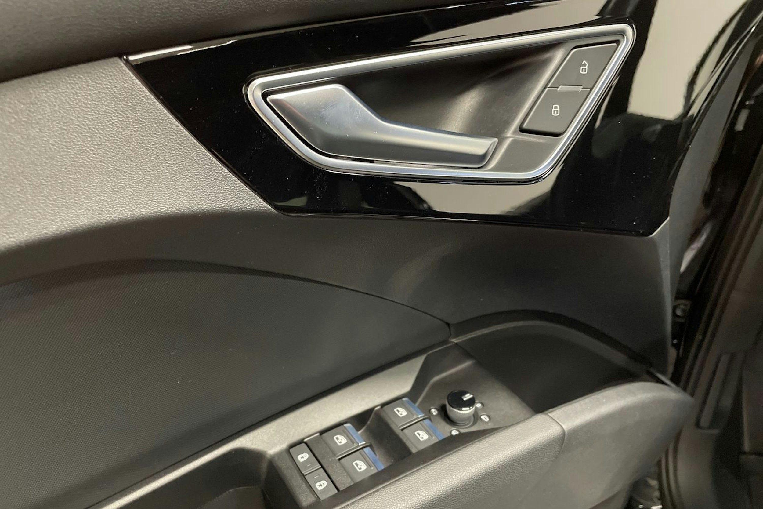 Musta Audi Q4 e-tron 2022 kuva 28.