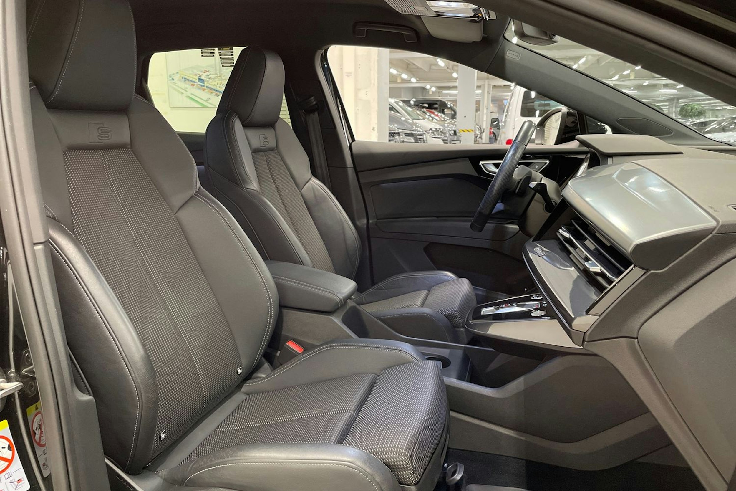 Musta Audi Q4 e-tron 2022 kuva 30.