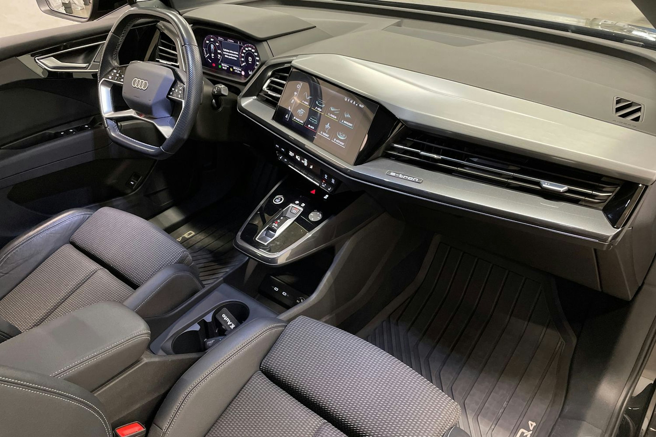 Musta Audi Q4 e-tron 2022 kuva 31.