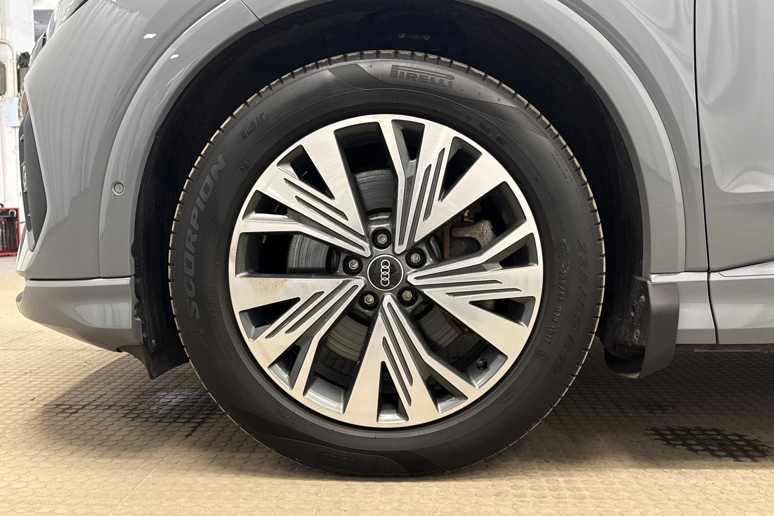 harmaa Audi Q4 e-tron 2023 kuva 10.