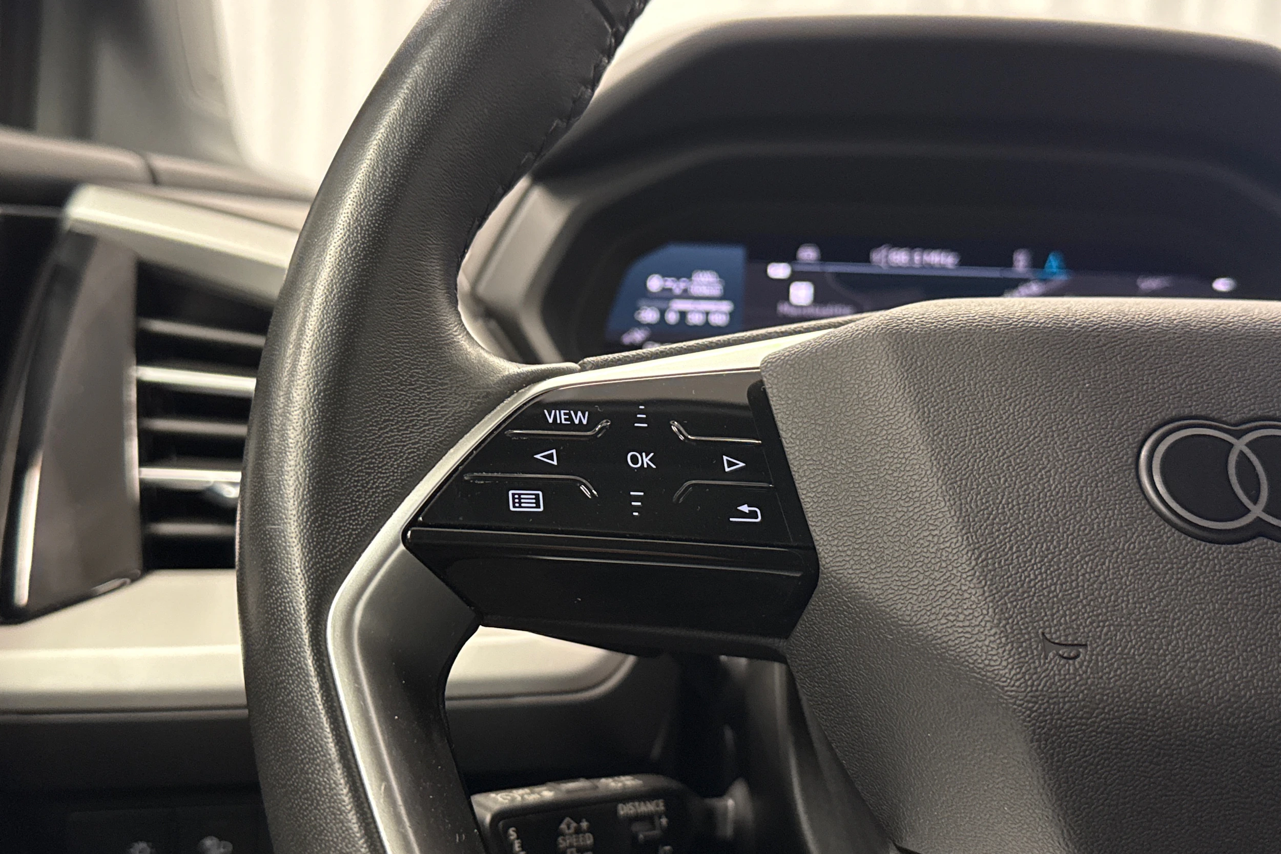 harmaa Audi Q4 e-tron 2023 kuva 12.