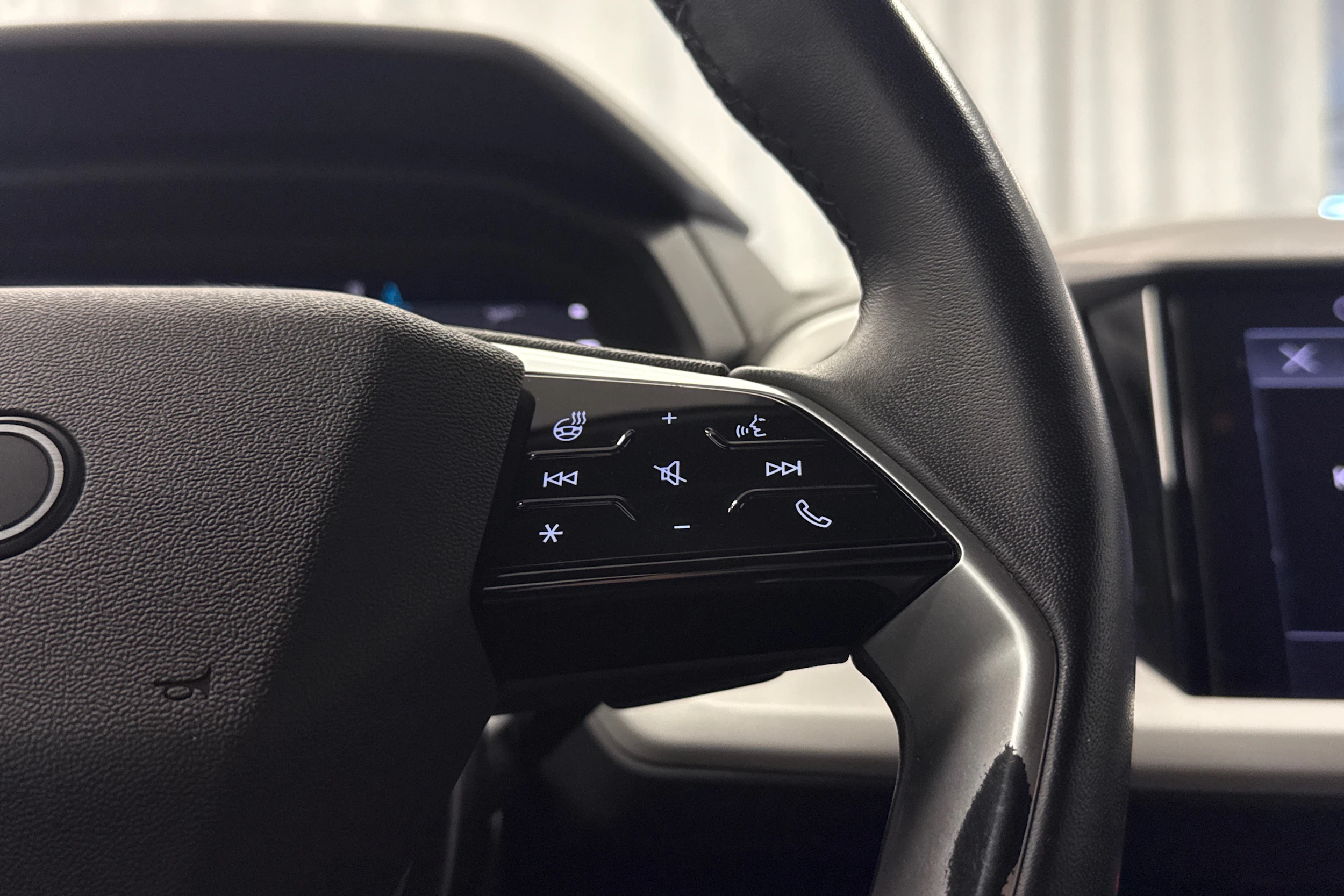 harmaa Audi Q4 e-tron 2023 kuva 13.