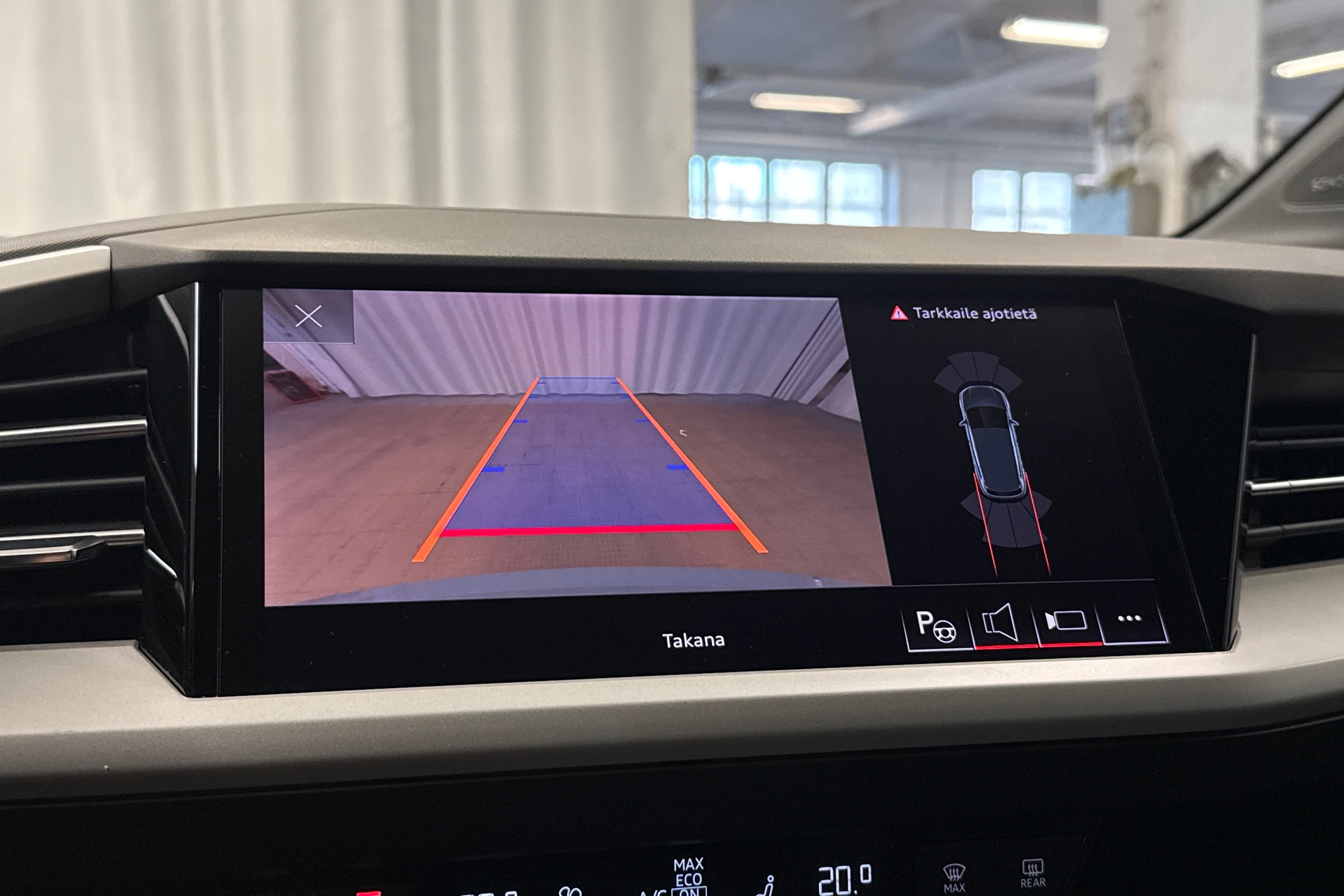 harmaa Audi Q4 e-tron 2023 kuva 17.