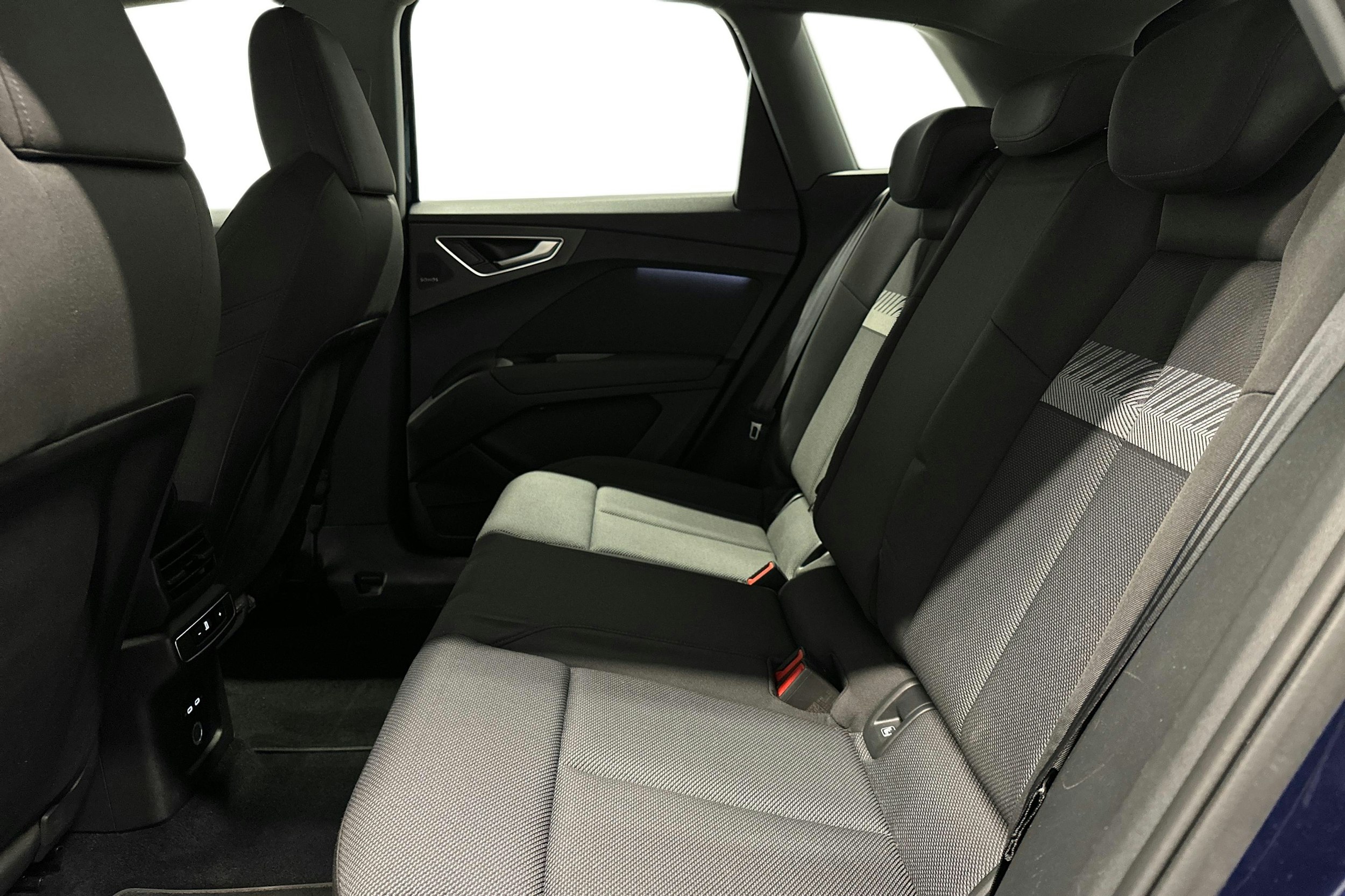 sininen Audi Q4 e-tron 2022 kuva 10.