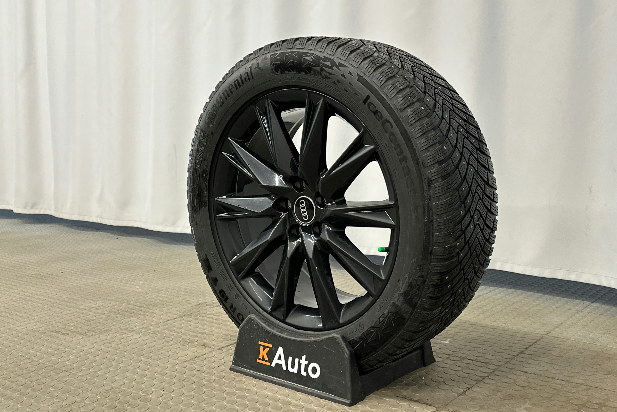 sininen Audi Q4 e-tron 2022 kuva 13.
