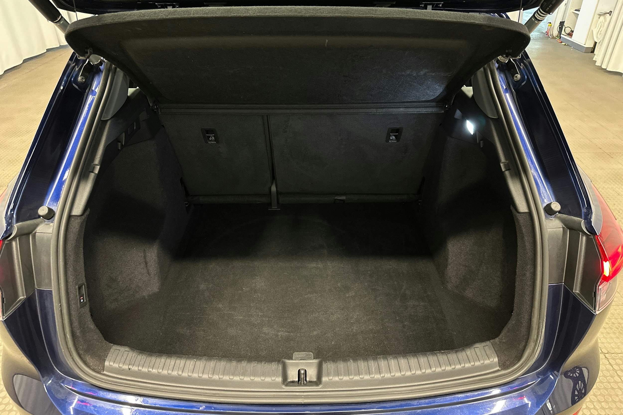 sininen Audi Q4 e-tron 2022 kuva 14.