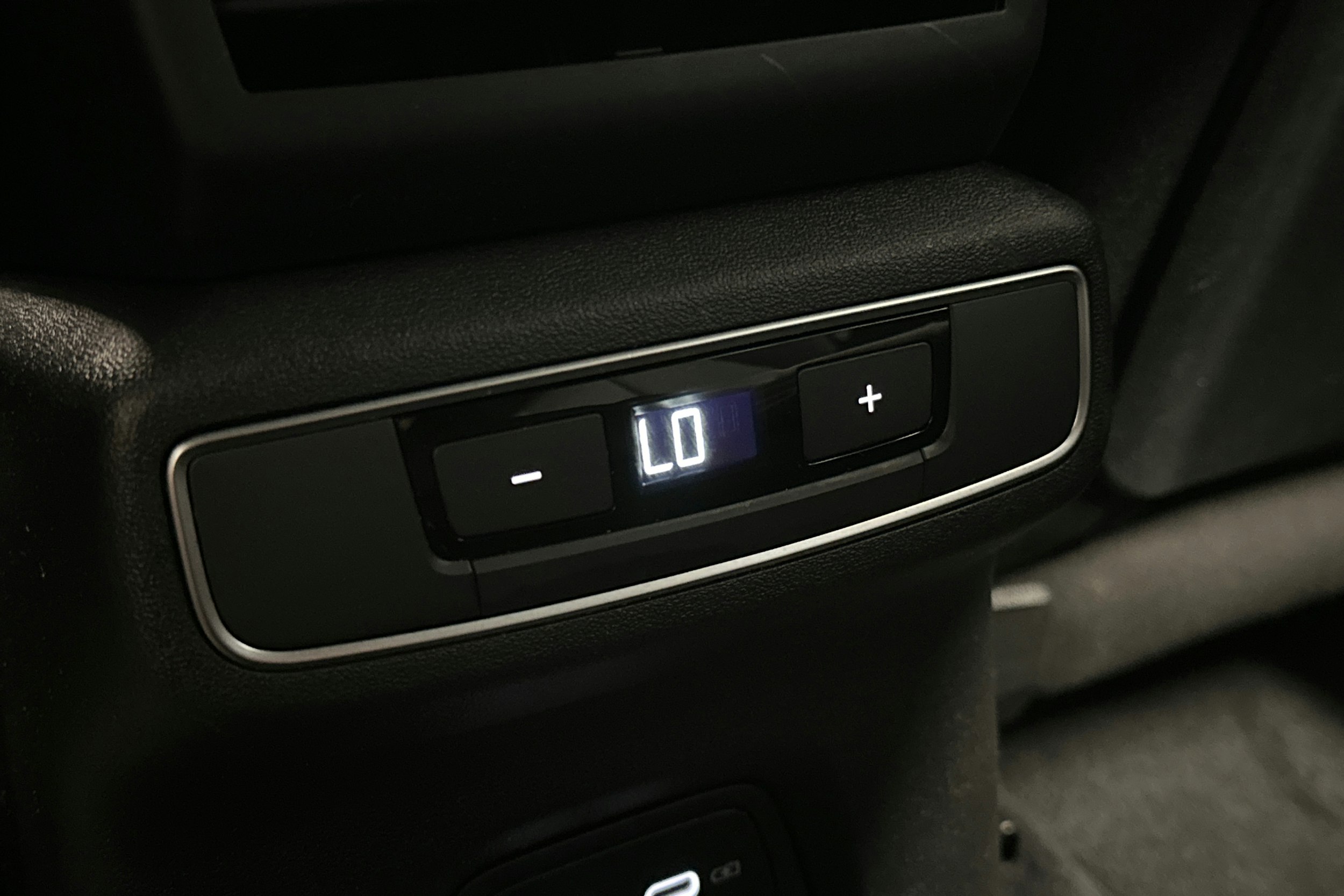 sininen Audi Q4 e-tron 2022 kuva 17.