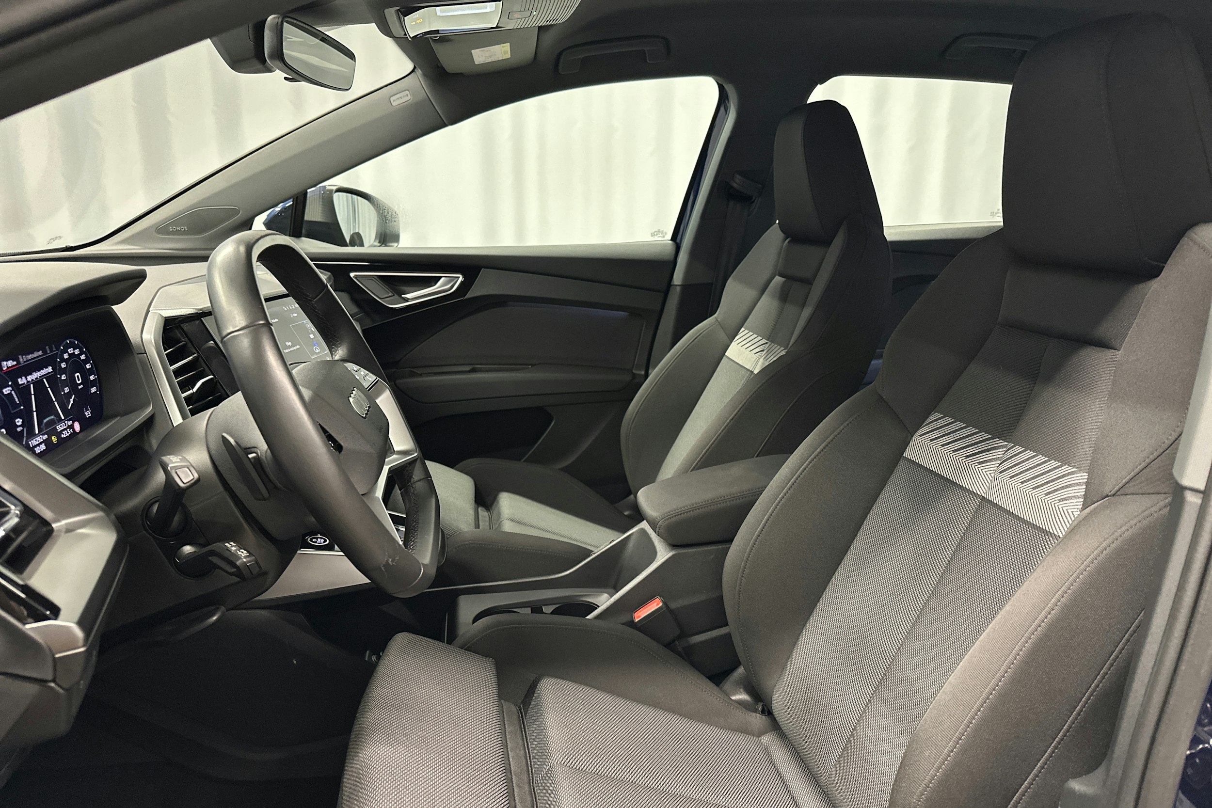 sininen Audi Q4 e-tron 2022 kuva 18.