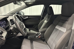 sininen Audi Q4 e-tron 2022 kuva 18.
