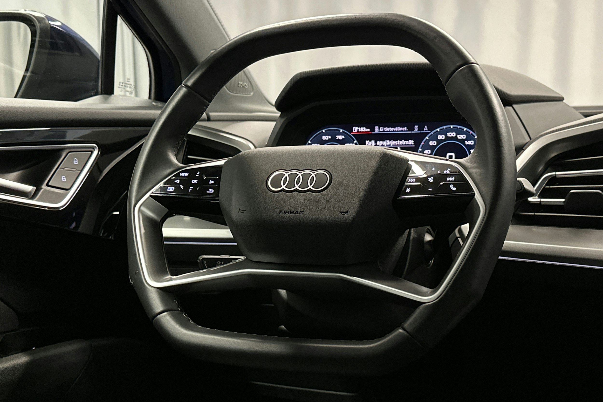 sininen Audi Q4 e-tron 2022 kuva 19.