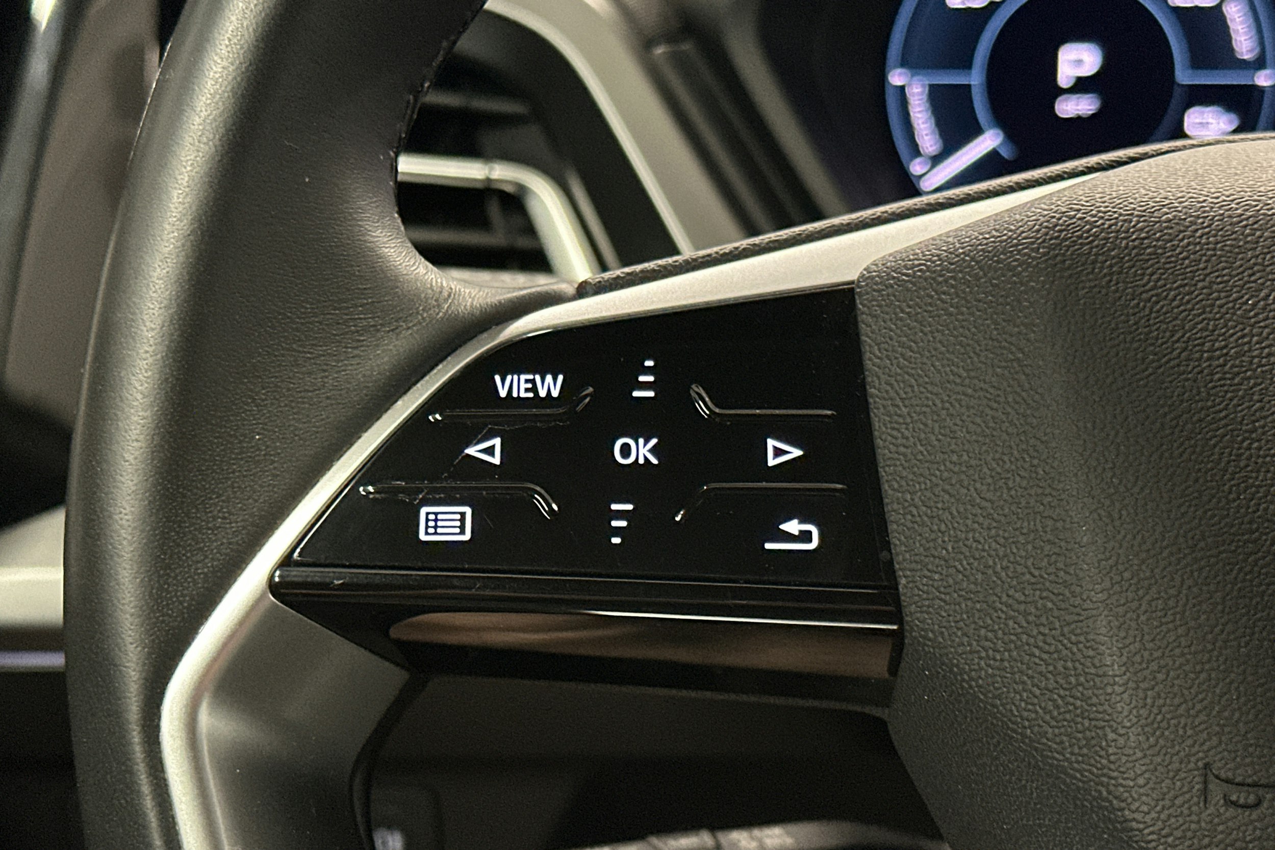 sininen Audi Q4 e-tron 2022 kuva 20.
