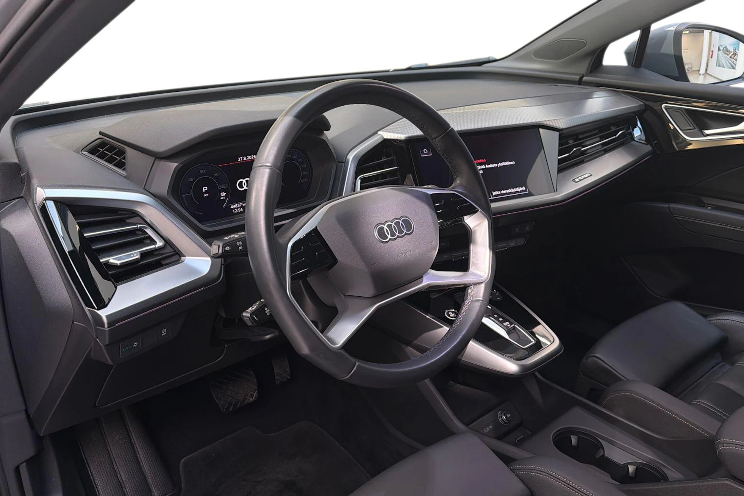 harmaa Audi Q4 e-tron 2022 kuva 6.