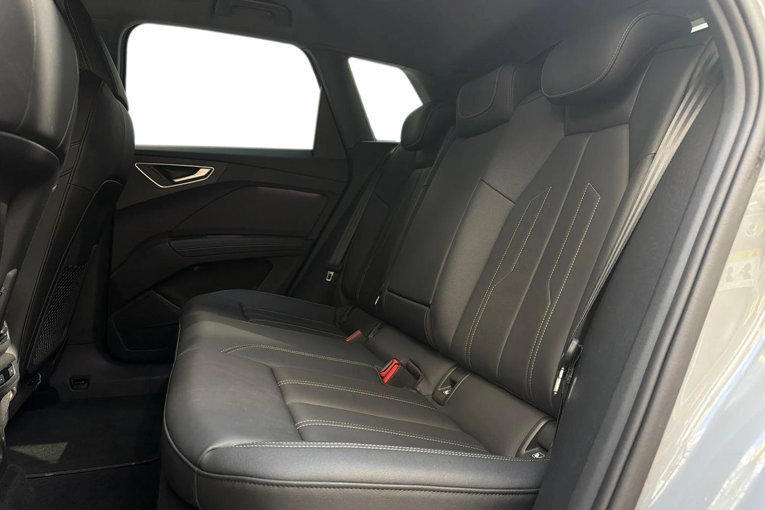 harmaa Audi Q4 e-tron 2022 kuva 8.