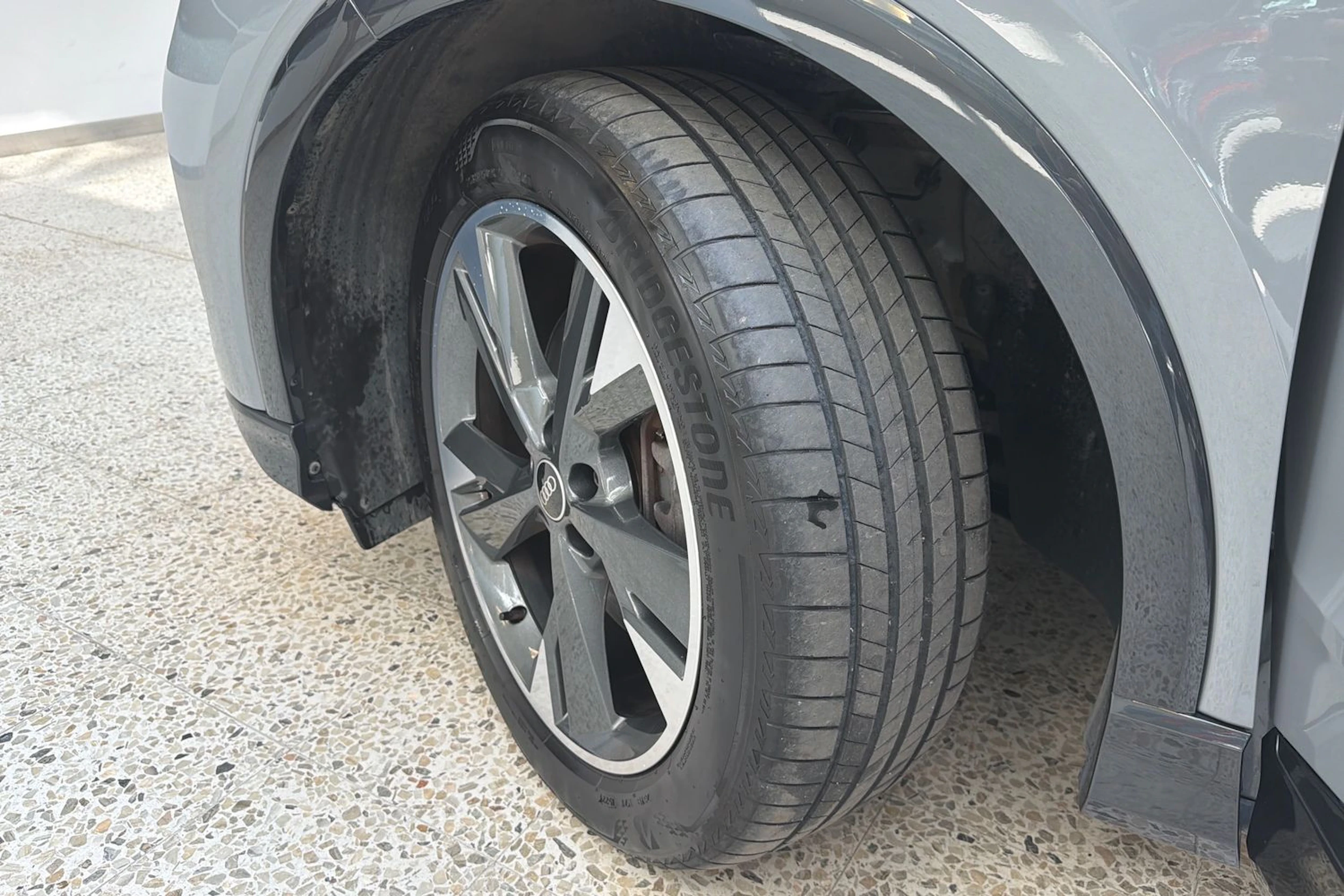 harmaa Audi Q4 e-tron 2022 kuva 10.