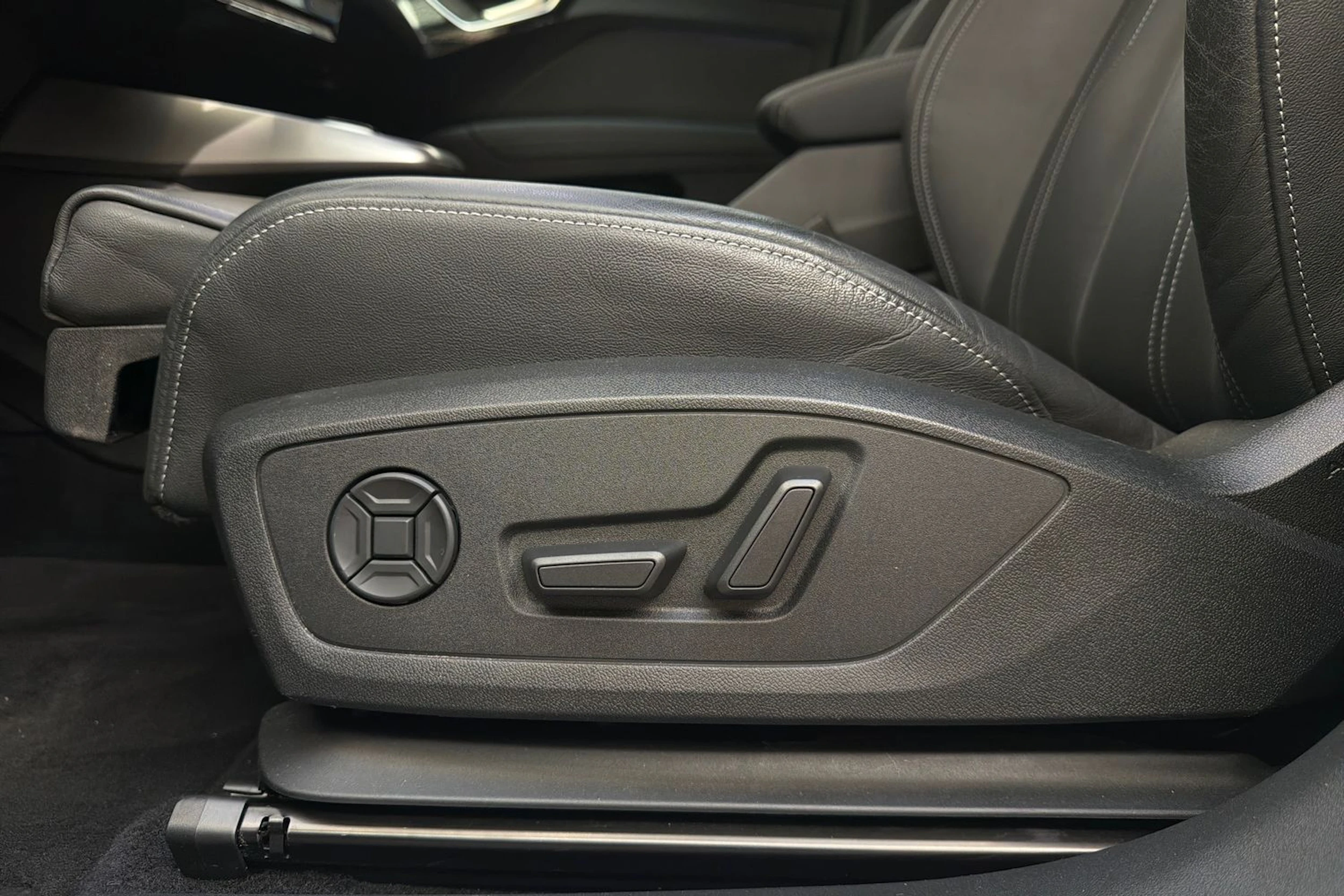 harmaa Audi Q4 e-tron 2022 kuva 12.