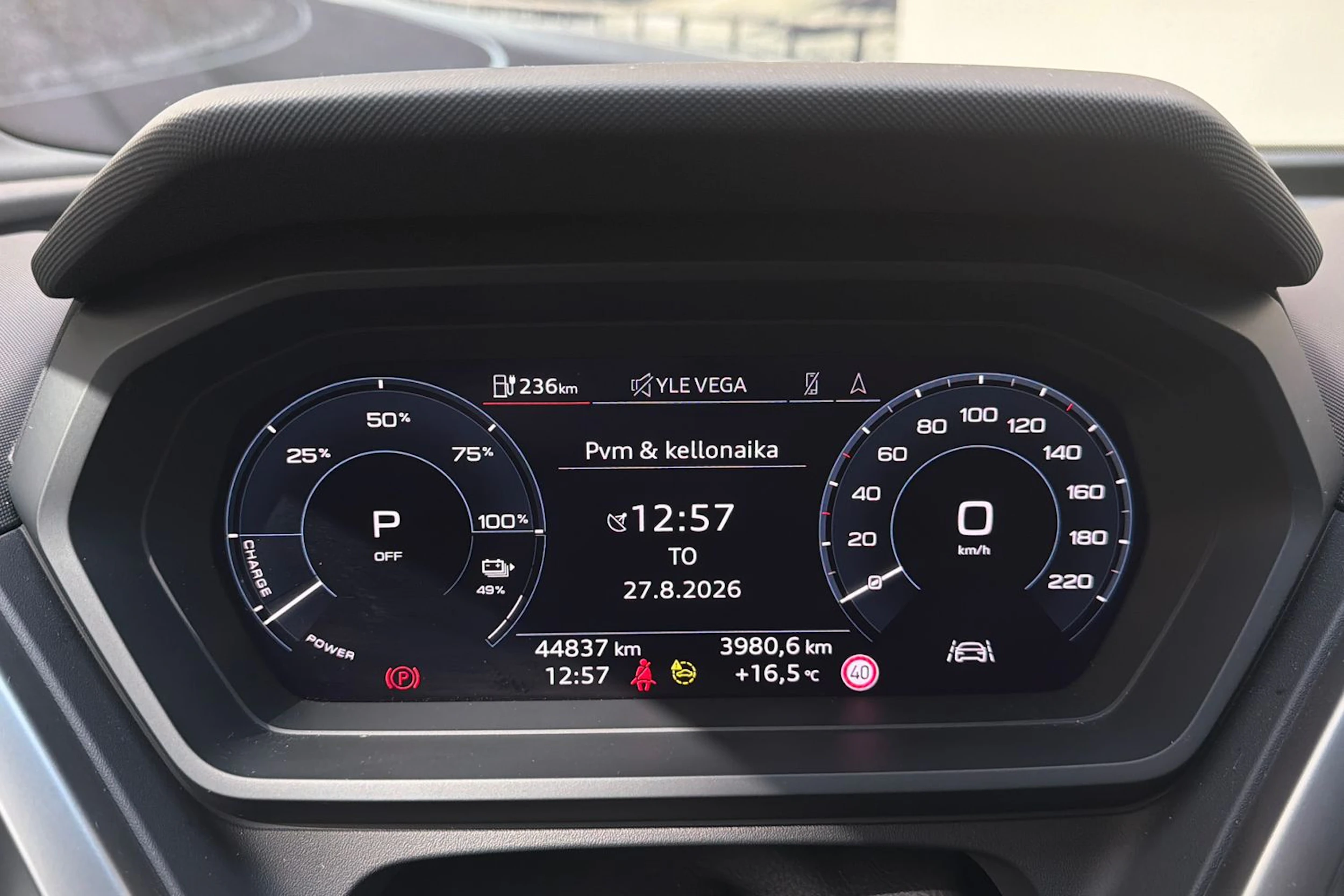 harmaa Audi Q4 e-tron 2022 kuva 13.