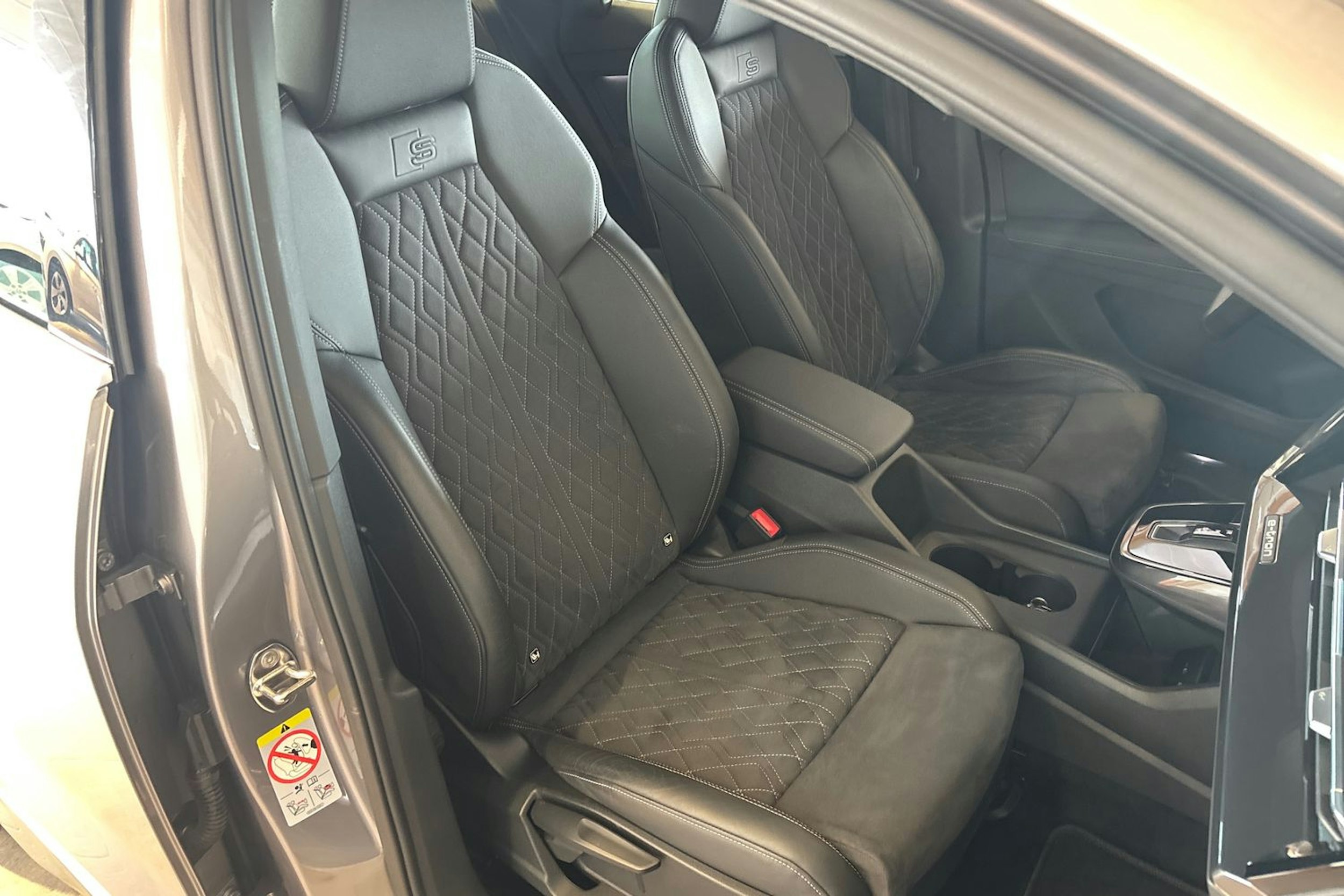 Harmaa Audi Q4 e-tron 2022 kuva 14.