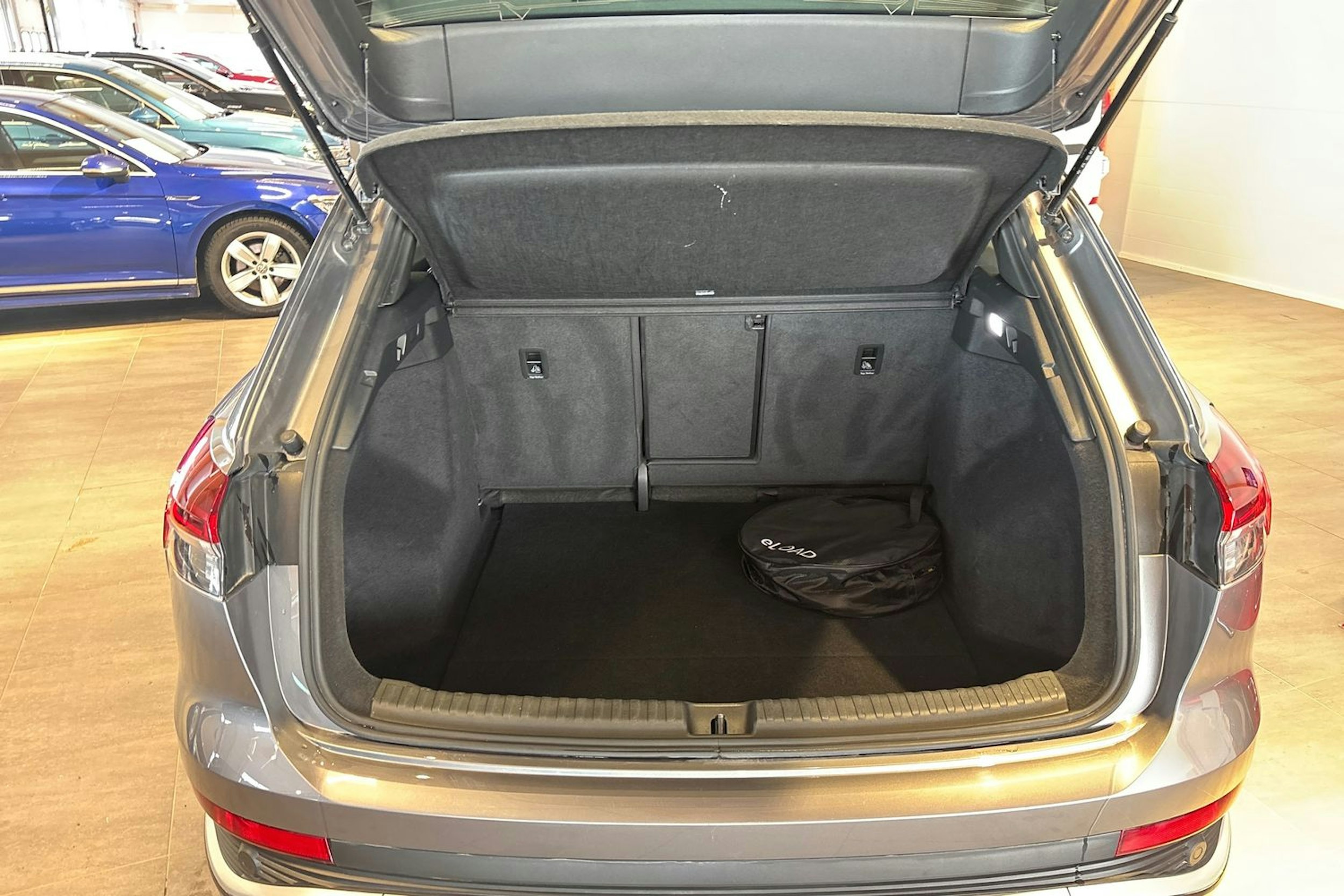 Harmaa Audi Q4 e-tron 2022 kuva 15.