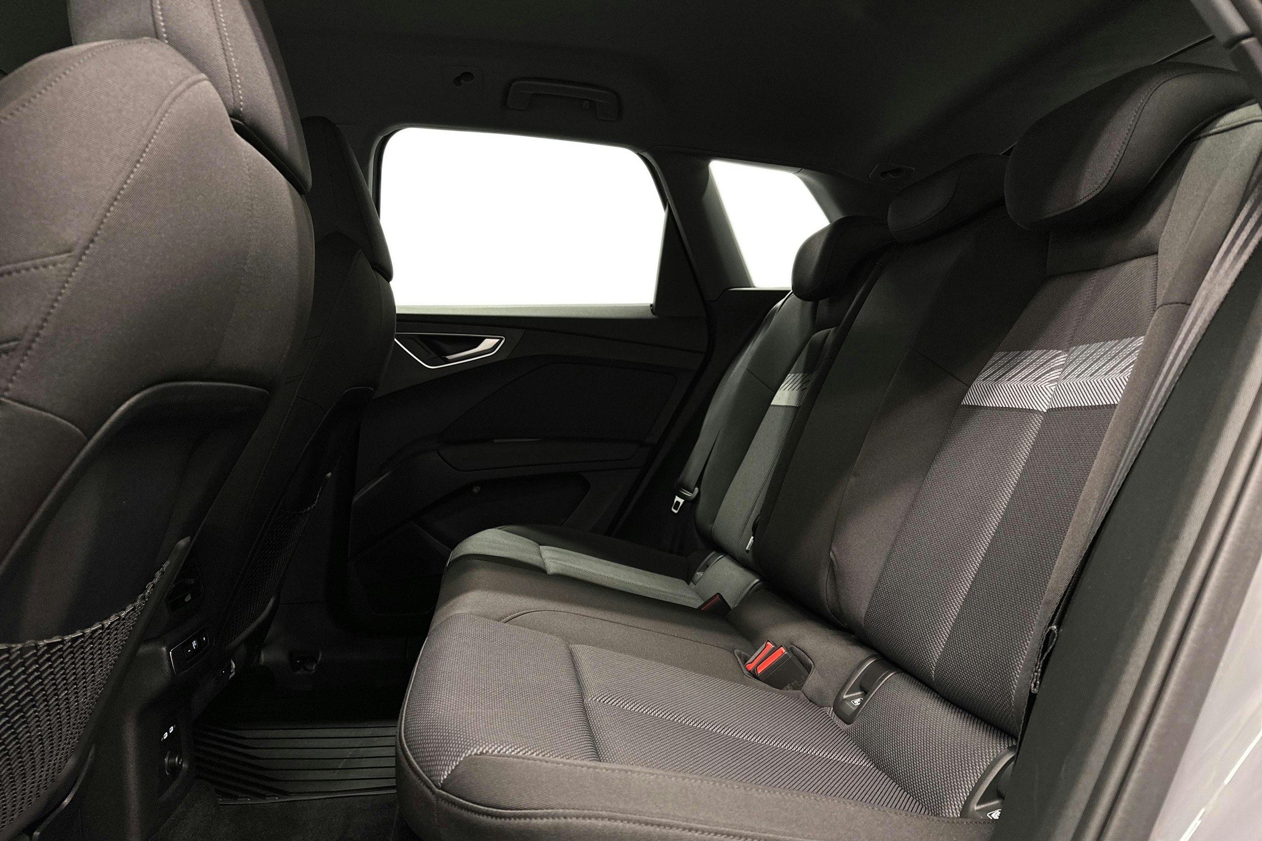 harmaa Audi Q4 e-tron 2022 kuva 8.