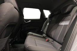 harmaa Audi Q4 e-tron 2022 kuva 8.