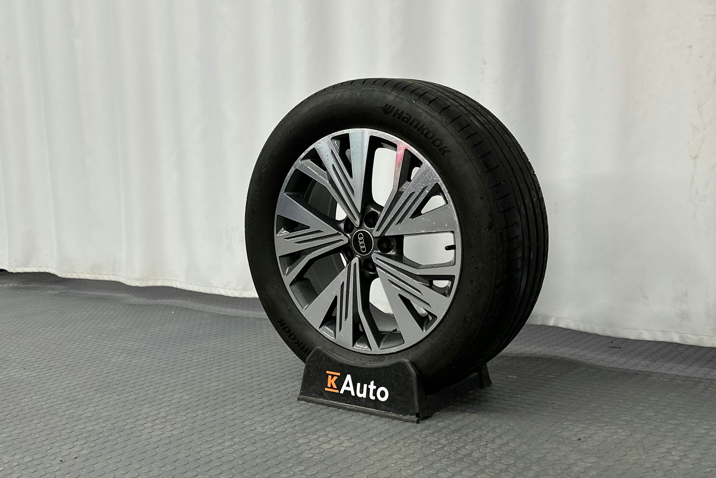 harmaa Audi Q4 e-tron 2022 kuva 10.