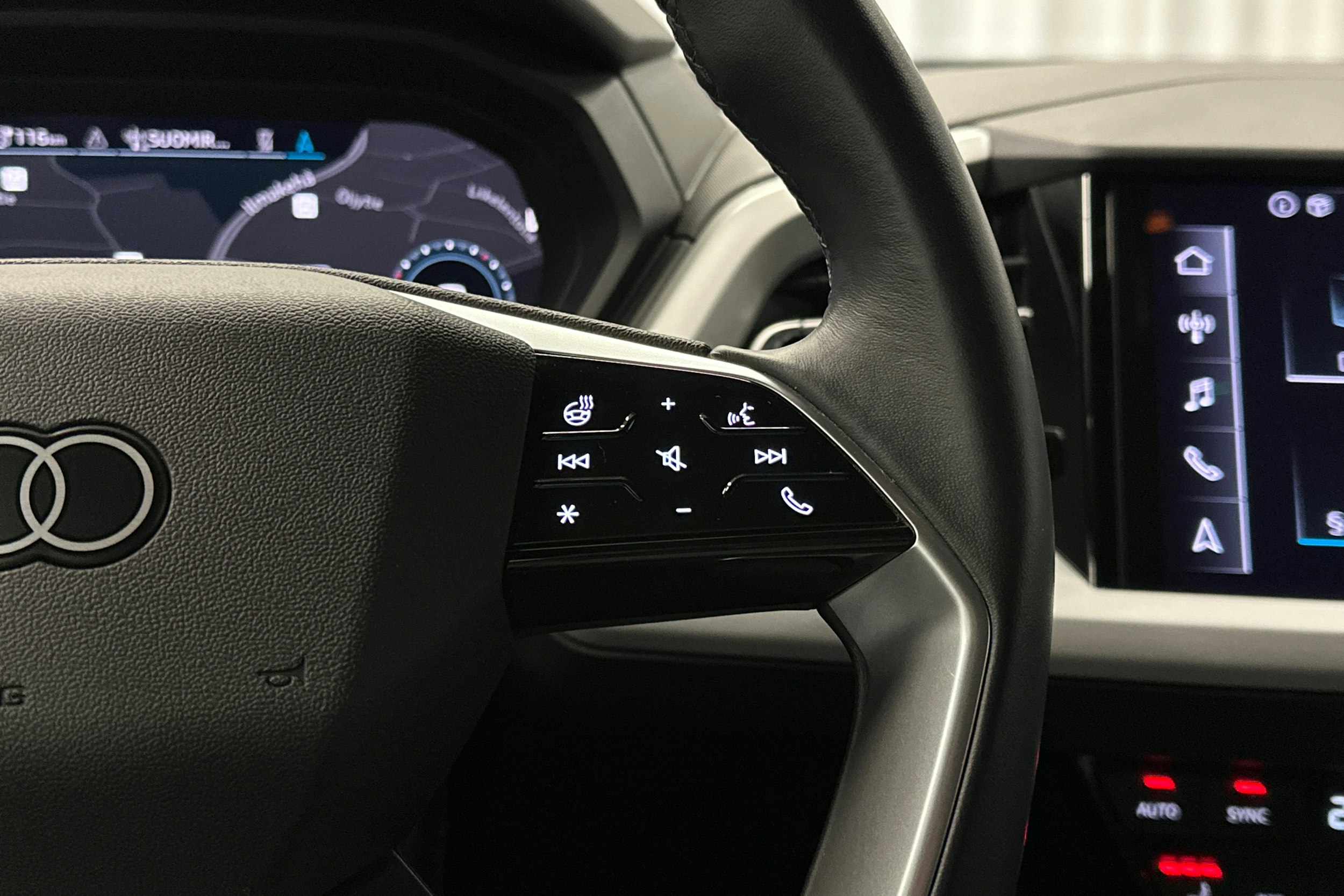 harmaa Audi Q4 e-tron 2022 kuva 12.