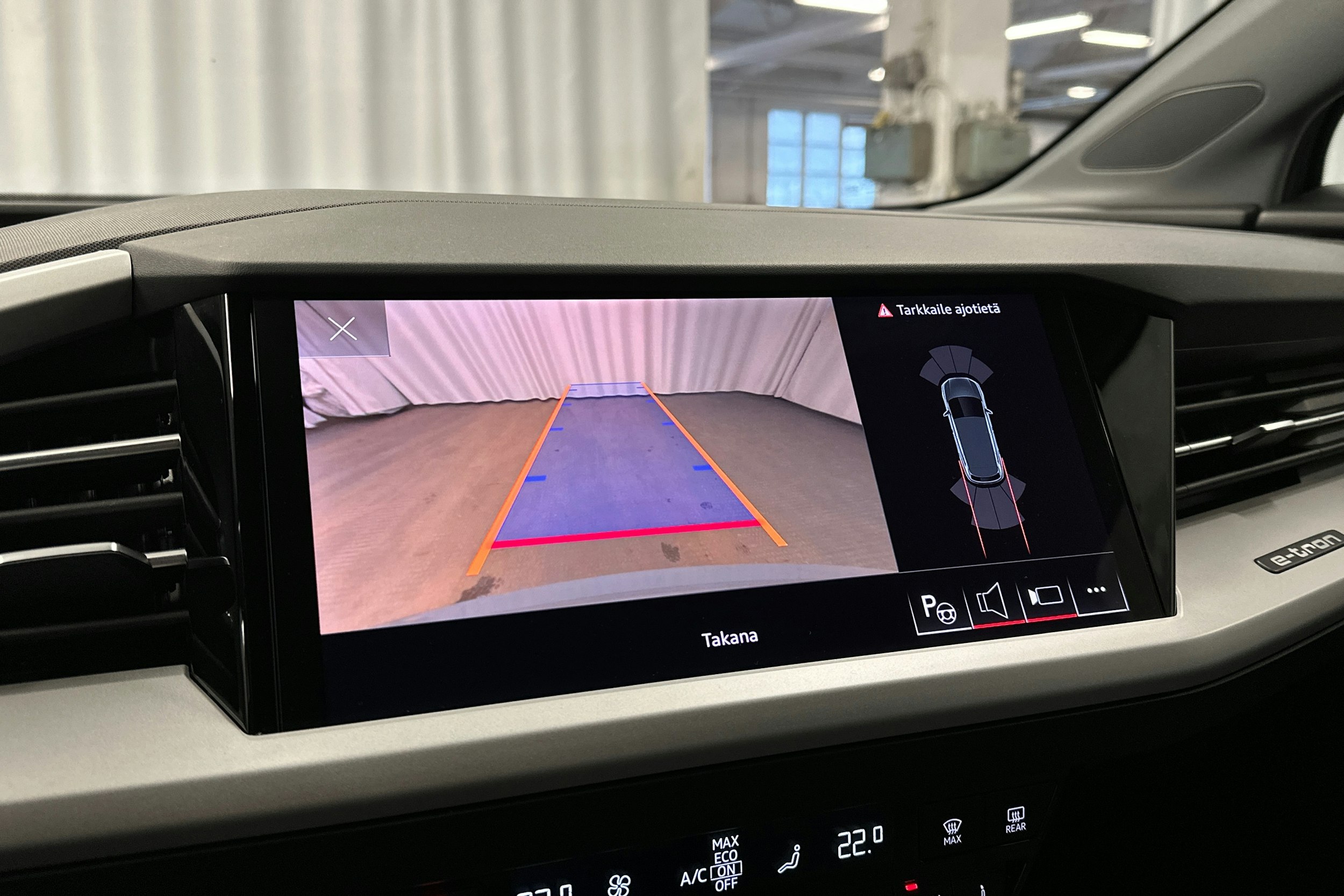 harmaa Audi Q4 e-tron 2022 kuva 14.