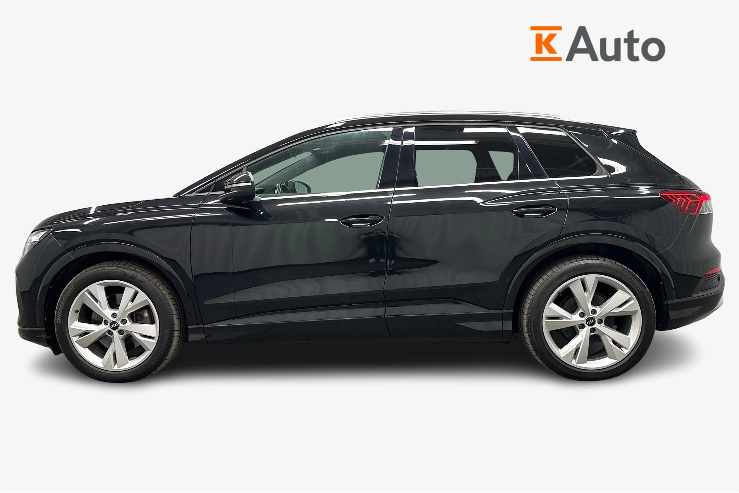 musta Audi Q4 e-tron 2022 kuva 5.