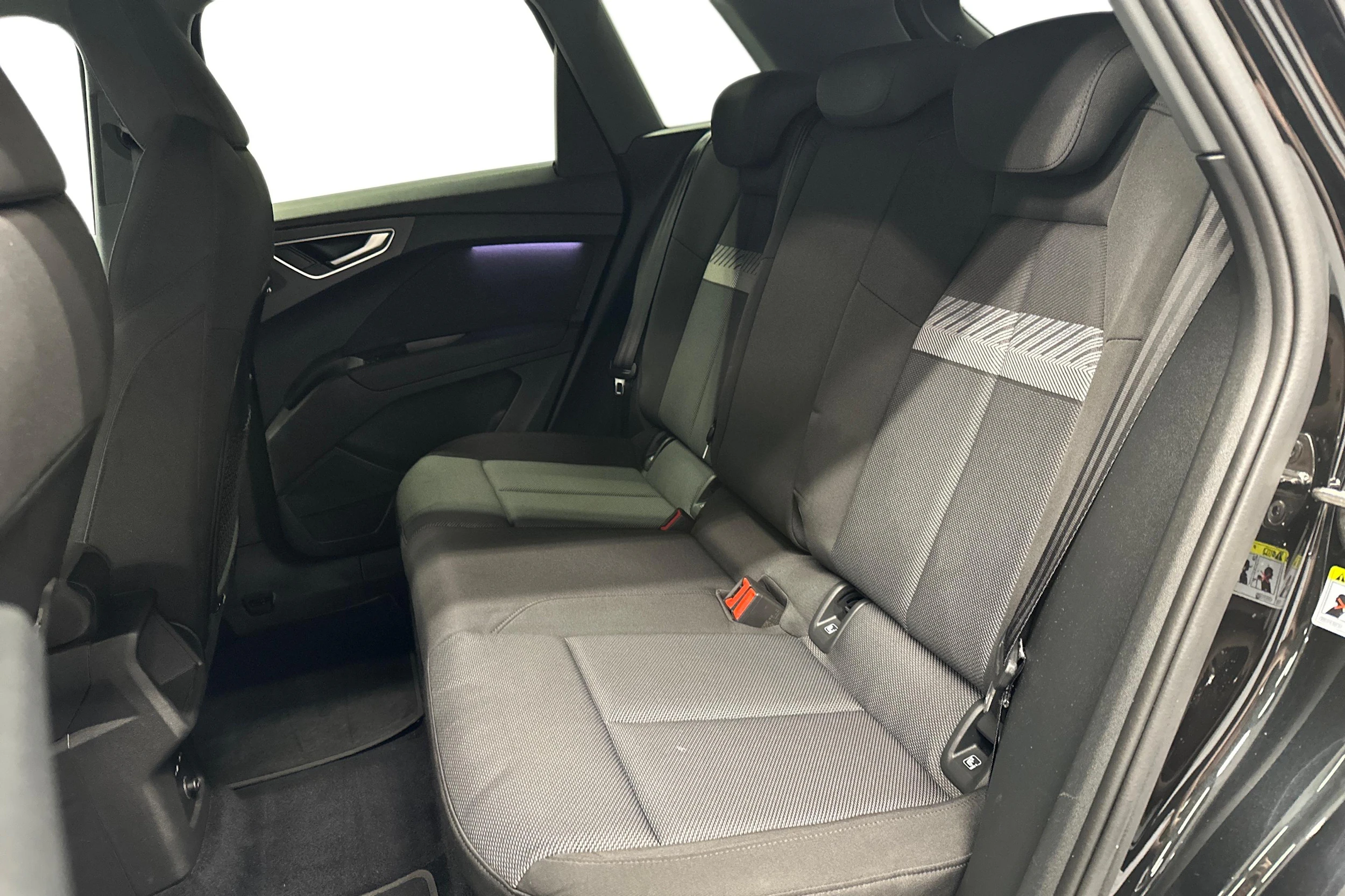 musta Audi Q4 e-tron 2022 kuva 8.